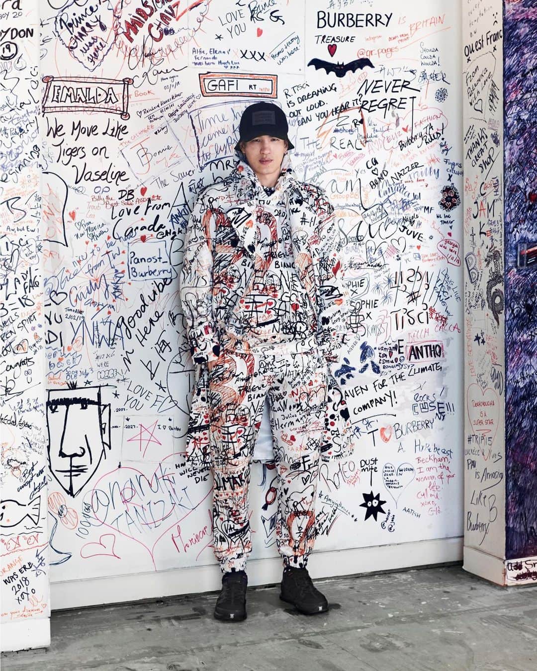 リカルド・ティッシさんのインスタグラム写真 - (リカルド・ティッシInstagram)「Thanks everyone for leaving a message on the wall ! You are and represent the kingdom of freedom @burberry @nozomo._@aannarosss #bondstreet shop」5月22日 2時13分 - riccardotisci17