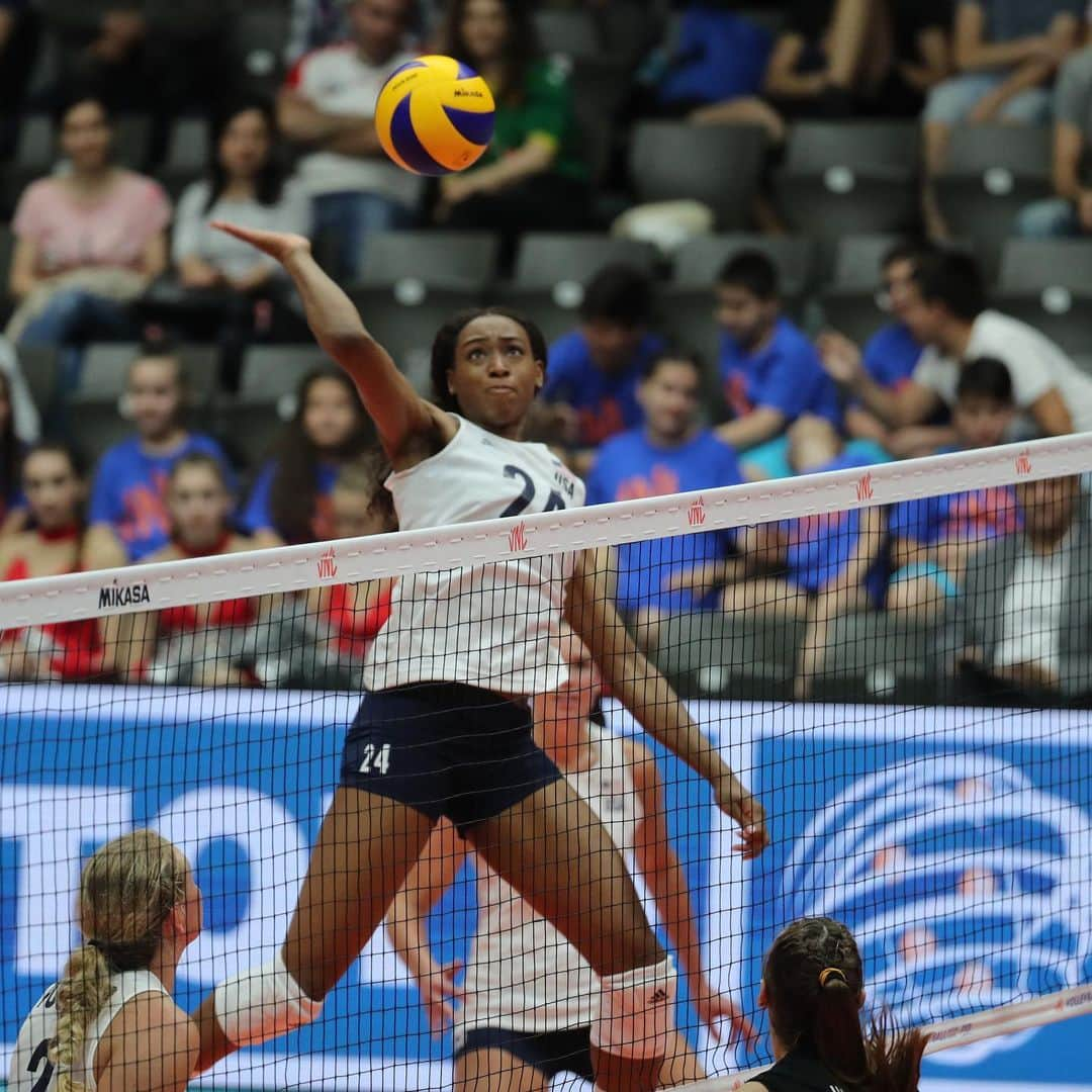 USA Volleyballさんのインスタグラム写真 - (USA VolleyballInstagram)「🔥🔥 3️⃣ starting @usavwnt players made their FIVB debuts Tuesday, and it did not hold back the U.S. Women in winning their @FIVBVolleyball #VNL opener. 🇺🇸 sweeps #Belgum 25-23, 25-8, 25-22. Click bio 🔗 for match recap.」5月22日 2時17分 - usavolleyball