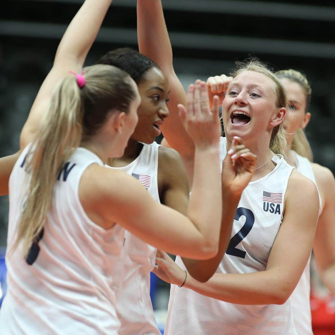 USA Volleyballさんのインスタグラム写真 - (USA VolleyballInstagram)「🔥🔥 3️⃣ starting @usavwnt players made their FIVB debuts Tuesday, and it did not hold back the U.S. Women in winning their @FIVBVolleyball #VNL opener. 🇺🇸 sweeps #Belgum 25-23, 25-8, 25-22. Click bio 🔗 for match recap.」5月22日 2時17分 - usavolleyball