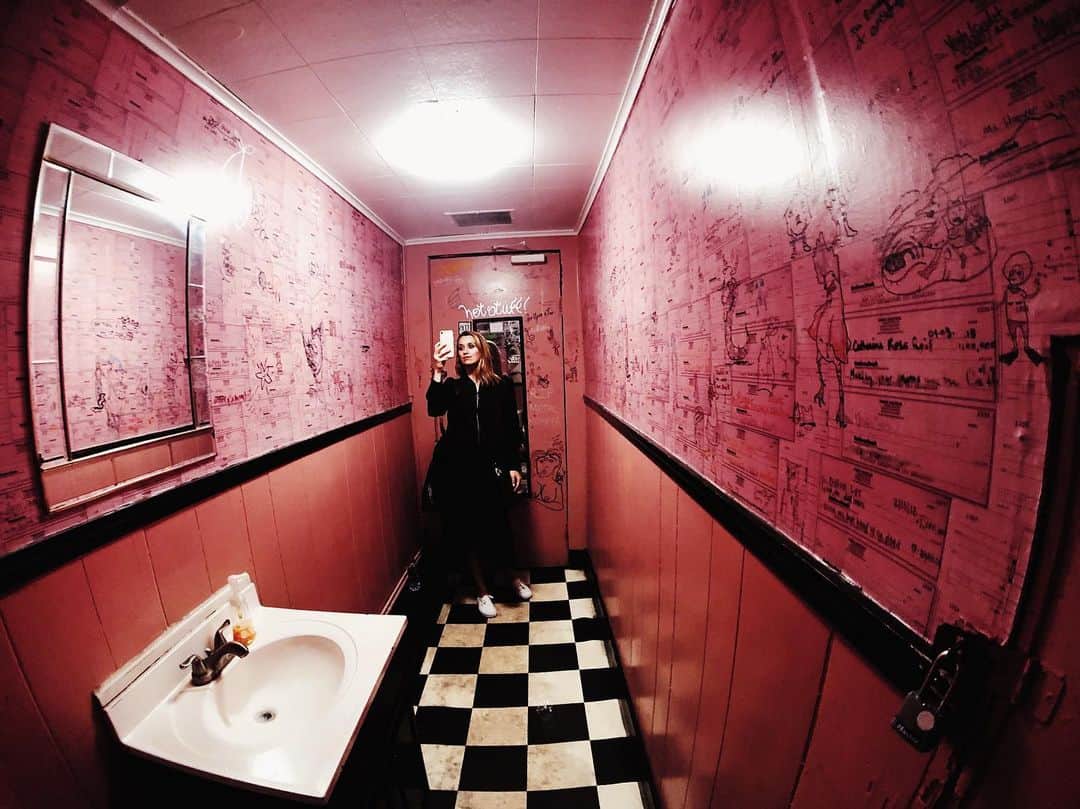 エミリー・ベット・リカーズのインスタグラム：「It’s always special when you invite a guest into the bathroom especially @lucieguest」