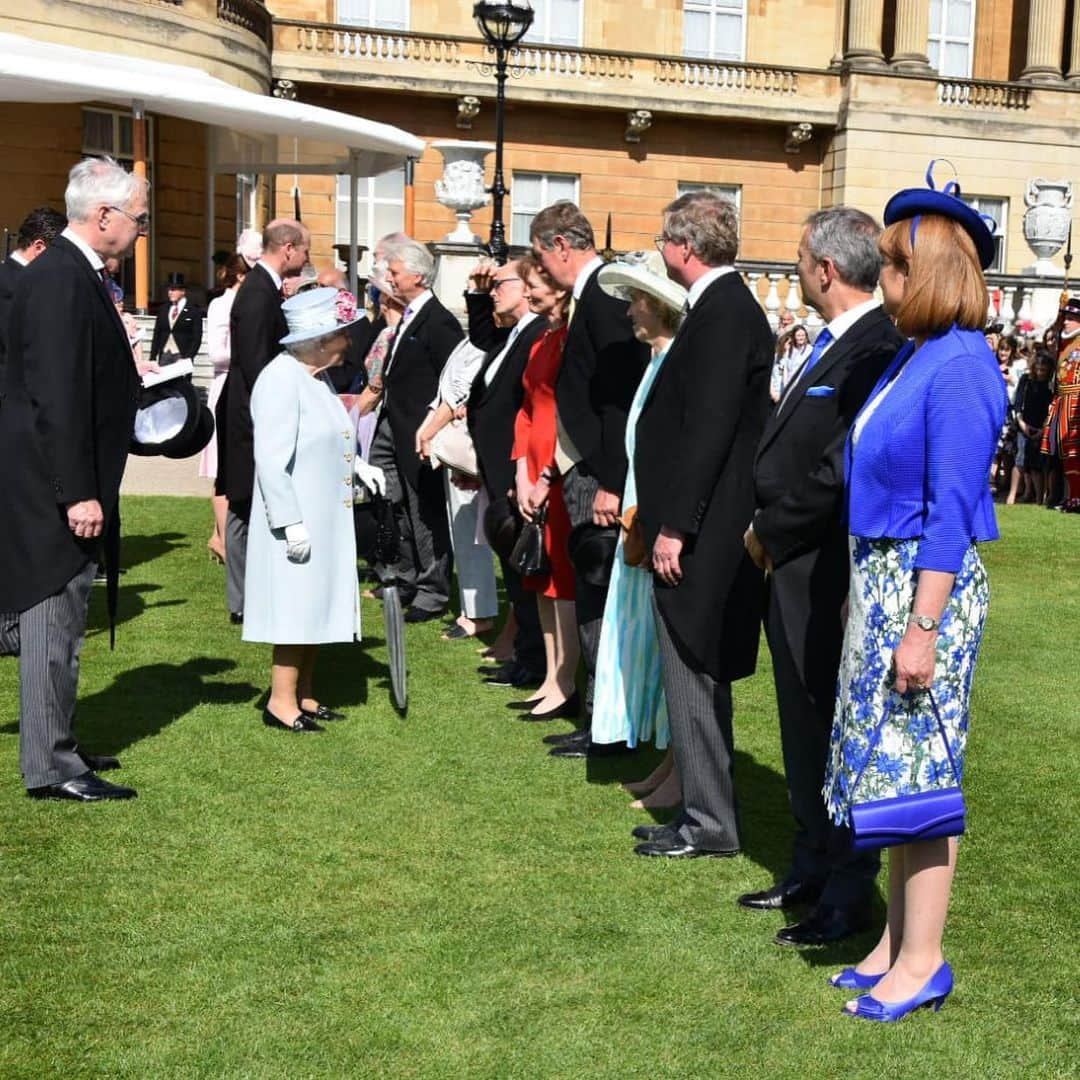 ロイヤル・ファミリーさんのインスタグラム写真 - (ロイヤル・ファミリーInstagram)「Today, The Queen hosted a Garden Party in the grounds of Buckingham Palace.  Each year The Queen hosts parties to welcome around 30,000 guests in recognition of their service to the community.  Garden Parties are a way for The Queen to meet people from around the UK and this is the first party Her Majesty is hosting this year. The Duke and Duchess of Cambridge, The Duke of York and The Earl and Countess of Wessex, The Duke and Duchess of Gloucester, The Duke of Kent and Princess Alexandra also attended the party and spoke to guests enjoying the gardens.  Throughout the country, an established network of sponsors is used to invite guests, who include Lord-Lieutenants, Societies and Associations, Government Departments, Local Government, the Services, the Church and other Faiths.」5月22日 2時21分 - theroyalfamily