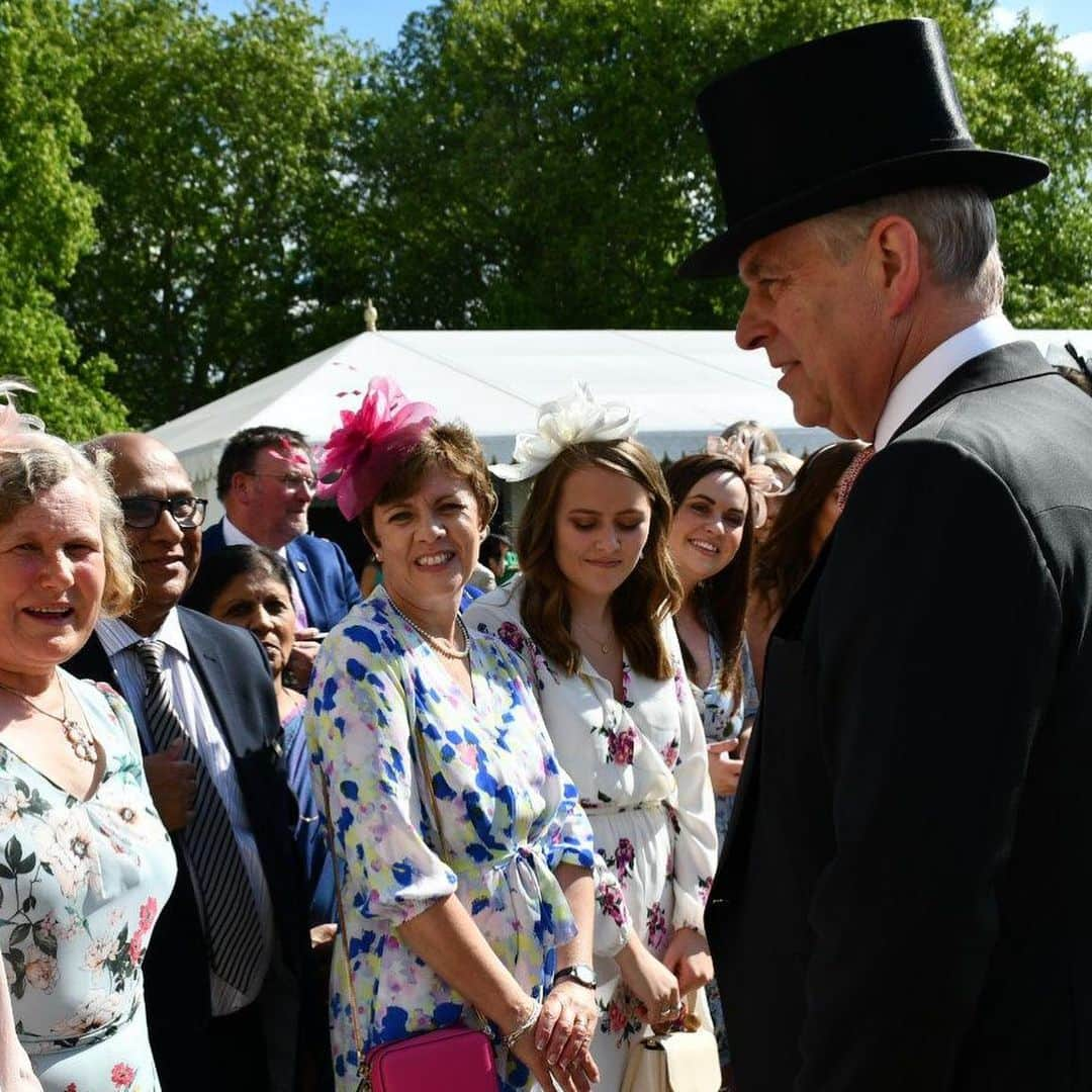 ロイヤル・ファミリーさんのインスタグラム写真 - (ロイヤル・ファミリーInstagram)「Today, The Queen hosted a Garden Party in the grounds of Buckingham Palace.  Each year The Queen hosts parties to welcome around 30,000 guests in recognition of their service to the community.  Garden Parties are a way for The Queen to meet people from around the UK and this is the first party Her Majesty is hosting this year. The Duke and Duchess of Cambridge, The Duke of York and The Earl and Countess of Wessex, The Duke and Duchess of Gloucester, The Duke of Kent and Princess Alexandra also attended the party and spoke to guests enjoying the gardens.  Throughout the country, an established network of sponsors is used to invite guests, who include Lord-Lieutenants, Societies and Associations, Government Departments, Local Government, the Services, the Church and other Faiths.」5月22日 2時21分 - theroyalfamily