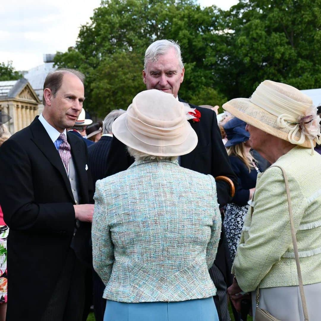 ロイヤル・ファミリーさんのインスタグラム写真 - (ロイヤル・ファミリーInstagram)「Today, The Queen hosted a Garden Party in the grounds of Buckingham Palace.  Each year The Queen hosts parties to welcome around 30,000 guests in recognition of their service to the community.  Garden Parties are a way for The Queen to meet people from around the UK and this is the first party Her Majesty is hosting this year. The Duke and Duchess of Cambridge, The Duke of York and The Earl and Countess of Wessex, The Duke and Duchess of Gloucester, The Duke of Kent and Princess Alexandra also attended the party and spoke to guests enjoying the gardens.  Throughout the country, an established network of sponsors is used to invite guests, who include Lord-Lieutenants, Societies and Associations, Government Departments, Local Government, the Services, the Church and other Faiths.」5月22日 2時21分 - theroyalfamily