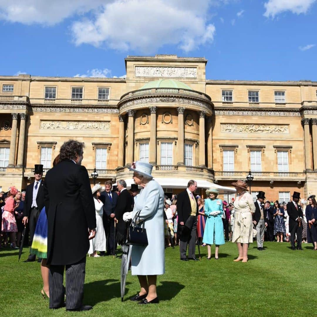 ロイヤル・ファミリーさんのインスタグラム写真 - (ロイヤル・ファミリーInstagram)「Today, The Queen hosted a Garden Party in the grounds of Buckingham Palace.  Each year The Queen hosts parties to welcome around 30,000 guests in recognition of their service to the community.  Garden Parties are a way for The Queen to meet people from around the UK and this is the first party Her Majesty is hosting this year. The Duke and Duchess of Cambridge, The Duke of York and The Earl and Countess of Wessex, The Duke and Duchess of Gloucester, The Duke of Kent and Princess Alexandra also attended the party and spoke to guests enjoying the gardens.  Throughout the country, an established network of sponsors is used to invite guests, who include Lord-Lieutenants, Societies and Associations, Government Departments, Local Government, the Services, the Church and other Faiths.」5月22日 2時21分 - theroyalfamily