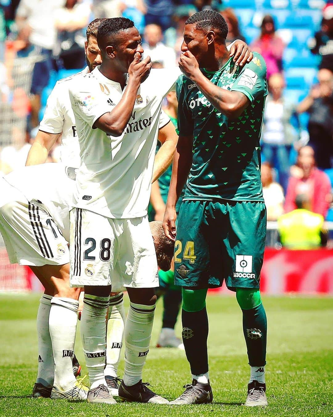 LFPさんのインスタグラム写真 - (LFPInstagram)「What are they talking about? 🤨 • #Vinicius #Emerson #RealMadrid #RealBetis #LaLiga #LaLigaSantander」5月22日 2時34分 - laliga