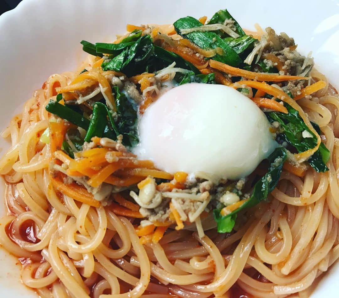 紫苑みやびさんのインスタグラム写真 - (紫苑みやびInstagram)「ビビンバを乗せたビビン麺  oisixのお試しセットに入っていたビビンバを家にあったビビン麺にトッピング(^o^) なかなか美味でありました！  ビビン麺はGOSEIブランドの本格的なもの。甘辛いソースで和える韓国麺。弾力のある麺で食べ応えあります。 . #ビビン麺 #ビビンバ乗せ #手作り #くっきんぐらむ #cooking #美味しかった」5月22日 2時33分 - shion_miyabi