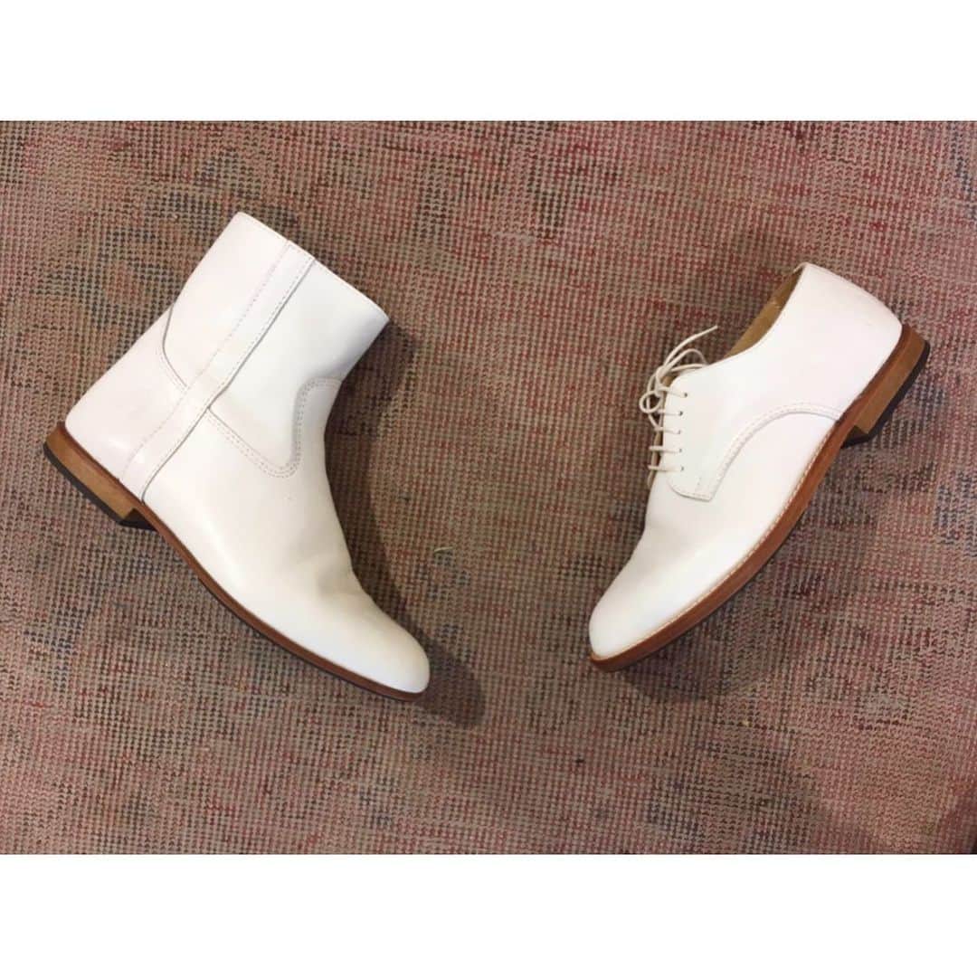 のインスタグラム：「La beauté des chaussures blanches Bottine Elie, et la derby #bottes #derby #whiteshoes #savoirfaire #tradition #shoemaker #madeincamargue #southoffrance #france #labelepv #jaimelecuir」