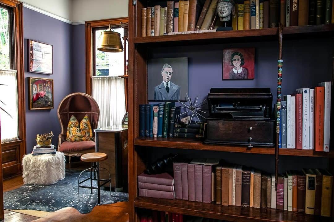 HGTVさんのインスタグラム写真 - (HGTVInstagram)「Eclectic is an understatement when it comes to this historic mansion in Savannah, GA. Smithfield Cottage, a showplace for artwork from students at @SCADdotedu, reveals charm and quirkiness at every turn, including a wall covered in fly swatters (!). It's chic-er than it sounds, we promise. Take the tour at the link in our bio. 📸: @tespinozaphoto. . . . #SCAD #Savannah #interiordesign #eclectic #artist」5月22日 2時39分 - hgtv