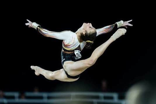 ニナ・デヴァエルさんのインスタグラム写真 - (ニナ・デヴァエルInstagram)「Switch rings for days... which one is your favorite? 😋  #gymnastics #leaps #flexibility」5月22日 2時40分 - ninaderwael