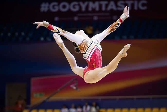 ニナ・デヴァエルさんのインスタグラム写真 - (ニナ・デヴァエルInstagram)「Switch rings for days... which one is your favorite? 😋  #gymnastics #leaps #flexibility」5月22日 2時40分 - ninaderwael