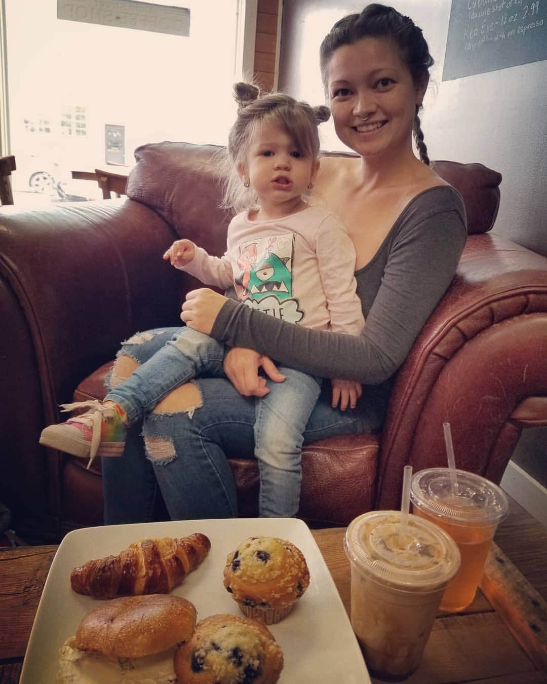 Chelsie Arynさんのインスタグラム写真 - (Chelsie ArynInstagram)「I'm not sure what I did to deserve you but I am beyond grateful and so in love with you 💕 #livingmybestlife #momlife」5月22日 2時40分 - chelsiearyn