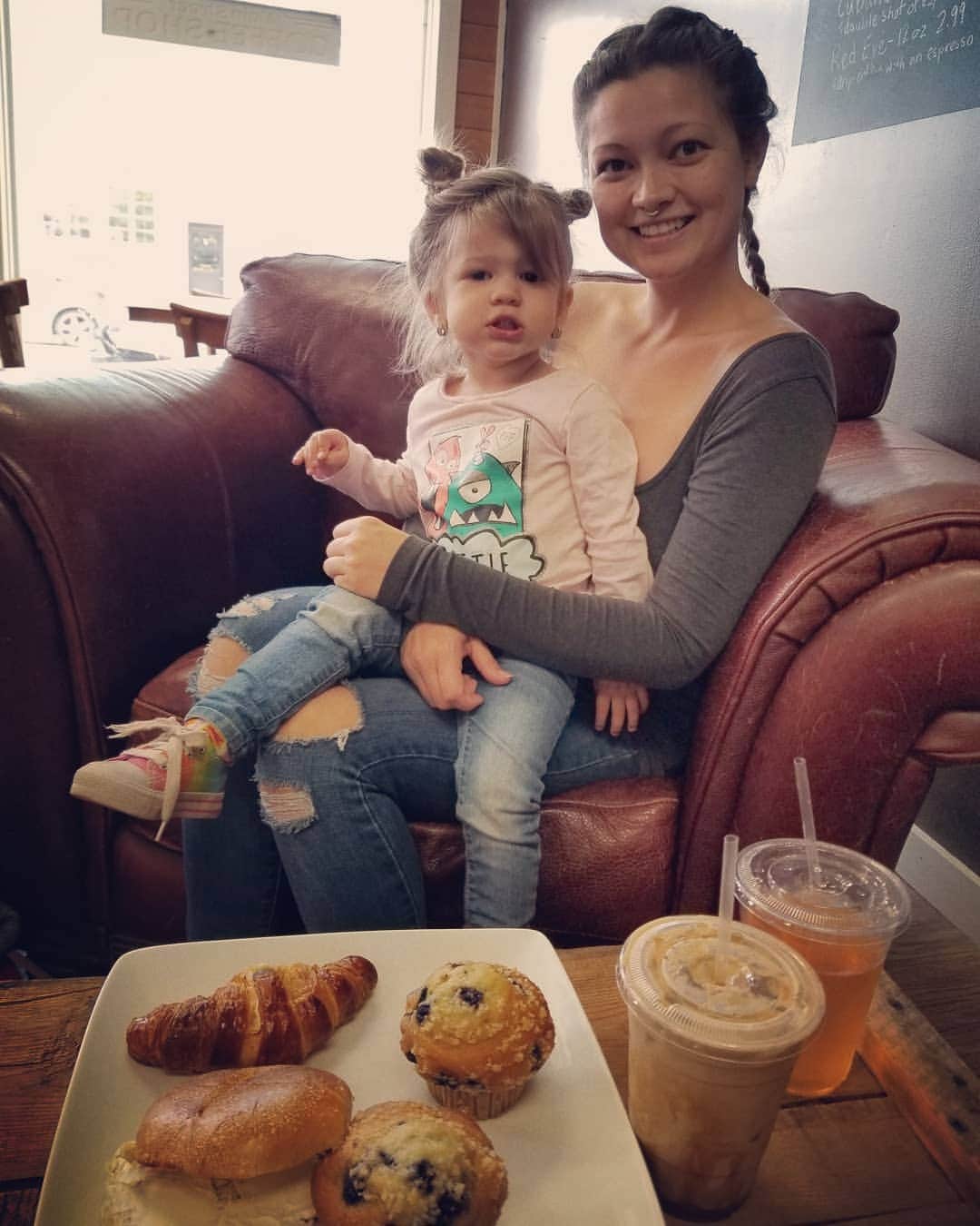 Chelsie Arynのインスタグラム：「I'm not sure what I did to deserve you but I am beyond grateful and so in love with you 💕 #livingmybestlife #momlife」