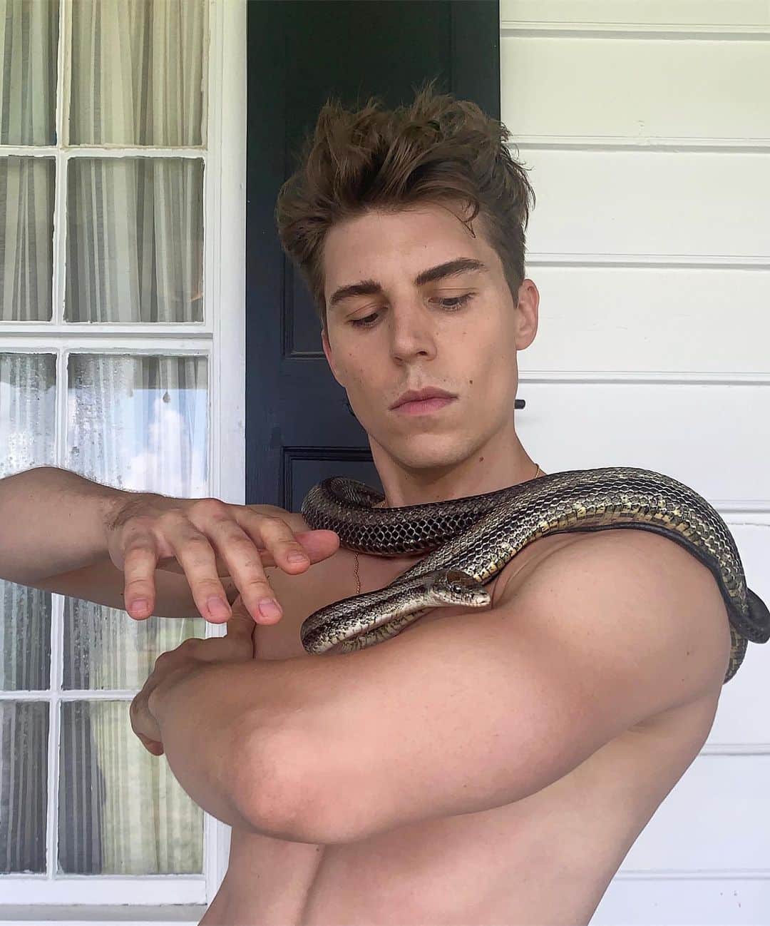 ノーラン・ジェラード・ファンクのインスタグラム：「New co-star? Pet 🐍?」