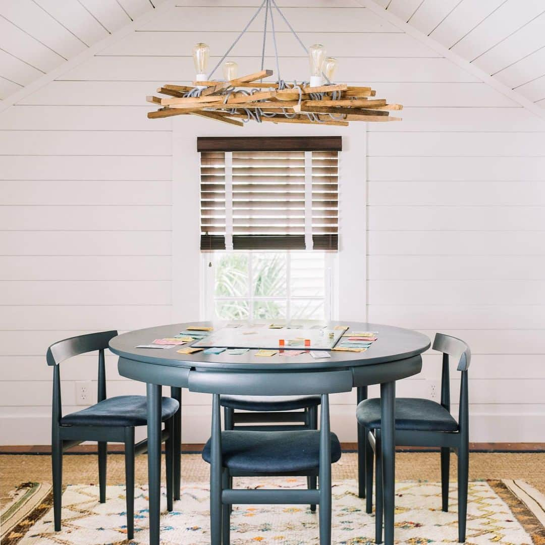 マーサ・スチュワートさんのインスタグラム写真 - (マーサ・スチュワートInstagram)「At 3,400 sq. feet and with a handsome exterior, "the house has such great bones," says Charleston-based interior designer @cortneybishopdesign of this 1936 cottage home. 🏡 "It has the romantic quaintness of a beach cottage with stained wood shutters, horizontal clapboard, and a wrap-around front porch, but it needed warmth and layering." ✨ Citing the family's love of sports and fishing and their desire for a simple life, Bishop set out to create a home in which they could spend time with each other and turn off without worrying about fussy furnishings or fabrics. 🛋 "That was their intention—quality family time," Bishop said. Take a tour of this family's beautiful weekend retreat in Charleston by swiping the gallery and see more of this home renovation at the link in bio!👆🏼📷: @kcharlottephoto」5月22日 2時57分 - marthastewart