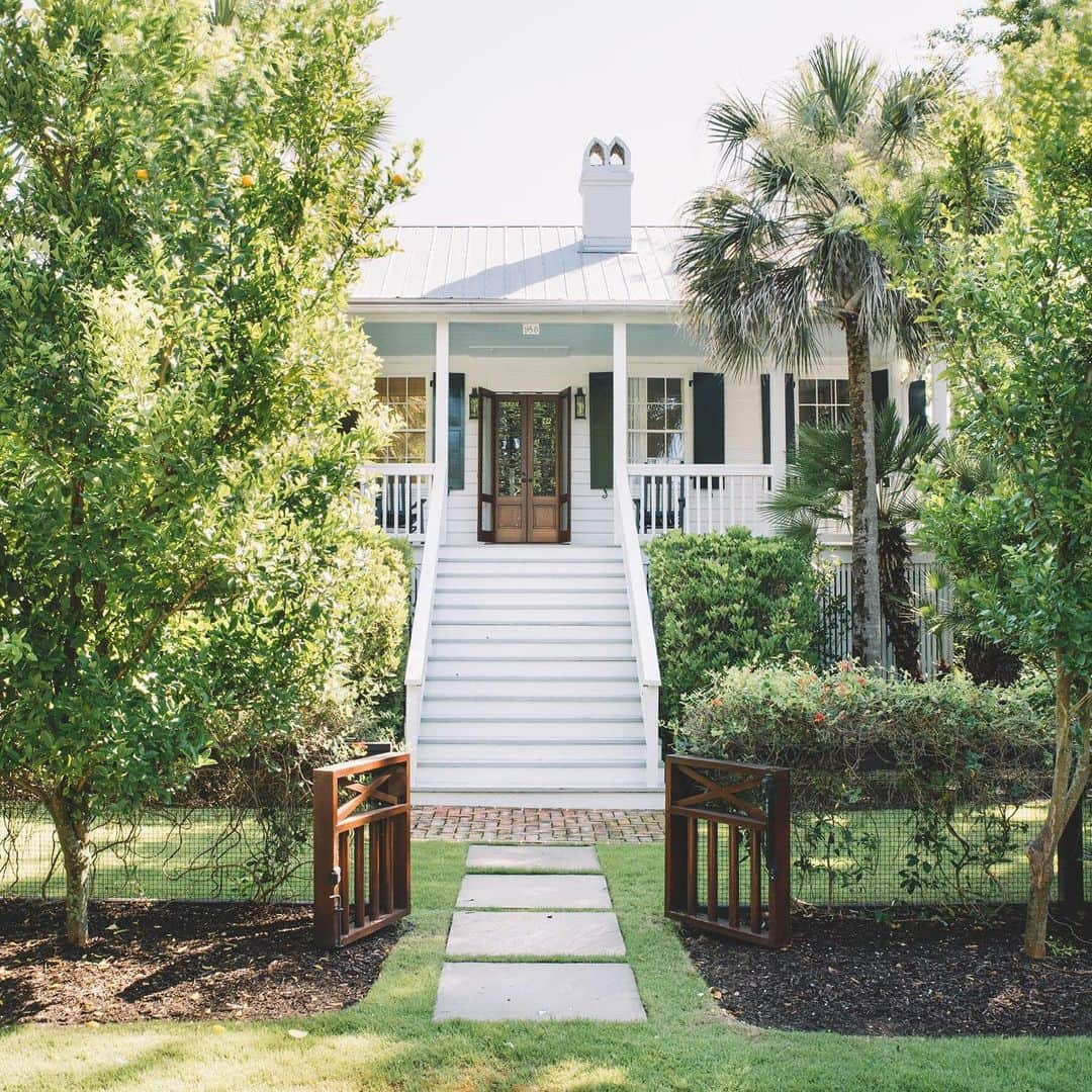 マーサ・スチュワートさんのインスタグラム写真 - (マーサ・スチュワートInstagram)「At 3,400 sq. feet and with a handsome exterior, "the house has such great bones," says Charleston-based interior designer @cortneybishopdesign of this 1936 cottage home. 🏡 "It has the romantic quaintness of a beach cottage with stained wood shutters, horizontal clapboard, and a wrap-around front porch, but it needed warmth and layering." ✨ Citing the family's love of sports and fishing and their desire for a simple life, Bishop set out to create a home in which they could spend time with each other and turn off without worrying about fussy furnishings or fabrics. 🛋 "That was their intention—quality family time," Bishop said. Take a tour of this family's beautiful weekend retreat in Charleston by swiping the gallery and see more of this home renovation at the link in bio!👆🏼📷: @kcharlottephoto」5月22日 2時57分 - marthastewart