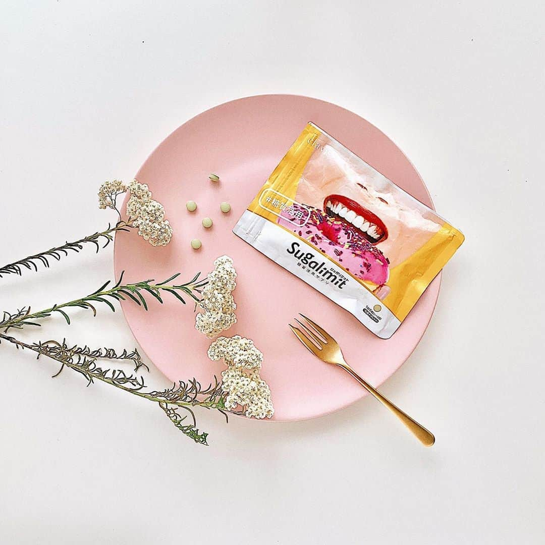 sugalimit (シュガリミット)のインスタグラム：「sugalimit💐⠀⠀ ・⠀⠀ 食べる前にシュガリミットで糖質活用🌷⠀⠀ 美しい身体づくりに必要な筋肉を減らさずに、ヘルシービューティーに✨⠀⠀ ・⠀⠀ #sugalimit #dietsupplements #sweets #beauty #diet #healthy #flower #シュガリミット #痩せたいけど食べたい #ダイエット #サプリ #自分磨き #新習慣 #我慢しないダイエット#糖質活用 #痩せホルモン  #女子の味方 #理想体型 #ダイエット部 #ハイカロリー#ダイエット中 #ダイエット女子 #美容 #健康美容 #糖質 #置き画 #女子力向上 #置き画くら部 #花のある暮らし」