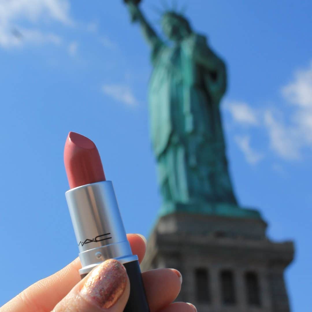 M∙A∙C Cosmetics Japanのインスタグラム：「⠀ M·A·Cを纏って、世界を旅しよう💄👜✈️🌏 #MACトラベル [リップスティック] ニッポン💄がNYへお出かけ🧚‍♀️ ⠀ ⠀ ⠀ ⠀ ⠀ ⠀ #MACCosmeticsJapan #MACコスメ #MACCosmetics #MAC #コスメ #MAKEUP #メイク #旅 #旅行 #海外旅行 #トラベル #TRAVEL #旅コスメ #MACリップ #リップスティック #NY #ニューヨーク #NIPPON #ニッポン」