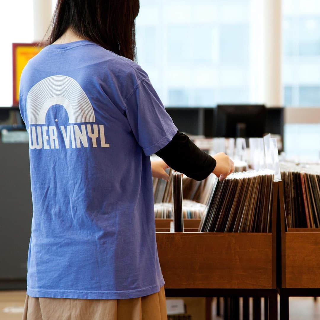 のインスタグラム：「10F TOWER VINYL SHINJUKUがオープンに作成されたTシャツは、着心地と色合いを追求するために何度もウォッシュ加工し、古着のような風合いを施したヴィンテージ仕様。アナログ盤をホワイトのペイントで表現しており、音楽ファン必見のアイテムです。 【7-10F/TOWER RECORDS】 WTM Tシャツ TOWER VINYL：￥3,000+tax ・・・ T-shirts with Shinjuku Open on the back have been washed many times for wearability and colors; therefore, they have the old-clothes-alike, vintage look. Having the white analog disk illustrated, they are must-have items for music fans. 【7-10F/TOWER RECORDS】 WTM T-shirt TOWER VINYL：￥3,000+tax ・・・ 10F TOWER VINYL SHINJUKU 開幕時推出的T恤採用複古設計，追求舒適和色彩經過多次洗滌處理，帶有古著的質感。 將老唱片以白色的壓印表現，是值得音樂迷一看的單品。 【7-10F/TOWER RECORDS】 WTM T恤 TOWER VINYL：￥3,000+tax ・・・ 비닐 신주쿠 10층 타워 오픈이 적혀진 이 T 셔츠는 착용감과 색상을 추구하기 위해 몇번이나 세탁을 해서 헌옷같이 보이도록 한 빈티지 느낌의 모습을 가지고 있습니다. 옛날 LP음반의 모양을 화이트 색으로 표현 하였으면 음악을 사랑하시는 분들에게는 필수 아이템입니다. 【7-10F/TOWER RECORDS】 WTM T셔츠 TOWER VINYL：￥3,000+tax ------------------ 【Shop List】 ▼B1 ・GAP KIDS baby ▼1F ・GAP ▼2F ・agete ・BAREFOOT DREAMS ・NOJESS ・Soaptopia ▼3F ・CAMPER ・Flying Tiger Copenhagen ・LOVELESS Sunny Side Floor ・nano・universe ▼4F ・BEAUTY&YOUTH UNITED ARROWS ・NEW ERA® ・SHIPS ▼5,6F ・OSHMAN’S ▼7-10F ・TOWER RECORDS ------------------ #Flags #フラッグス #ShinjukuFlags #新宿フラッグス #Shinjuku #新宿 #買い物 #ショッピング #towerrecordsshinjuku #towervinyl #wtm #プレゼント #お買い物記録 #買ったもの #逛街 #禮物 #買買買 #日本旅遊 #日本時裝 #shopping #shoppingmall #departmentstore #present #japantravel #japanfashion #tokyotravel #도쿄 #신주쿠 #패션 #옷스타그램」
