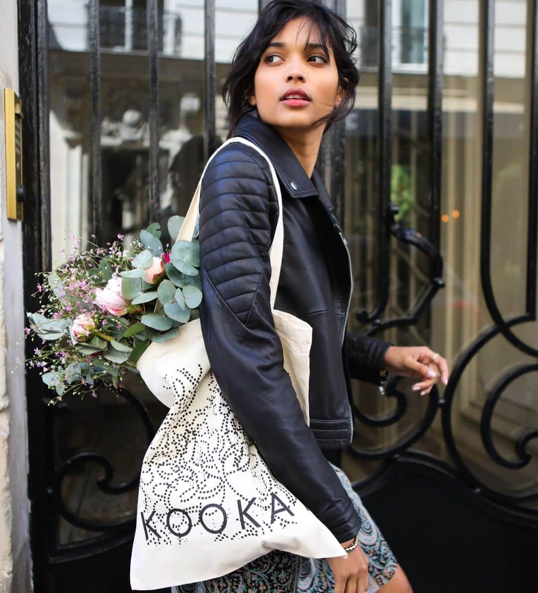 クーカイのインスタグラム：「CONCOURS 💋 A l’occasion de la fête des mères, Kookai pense à vous !  Tentez de gagner un tote bag ainsi qu’un bouquet pour le jour J.  Pour participer : 1/ Suivez le compte @kookaifr 2/ Likez la photo 3/ Taguez deux ami(e)s en commentaire  4/ Croisez les doigts !  Félicitation à la gagnante @anne_lise_gd 🥰 #kookaiette #kookai #fêtedesmères #contest #flowers」