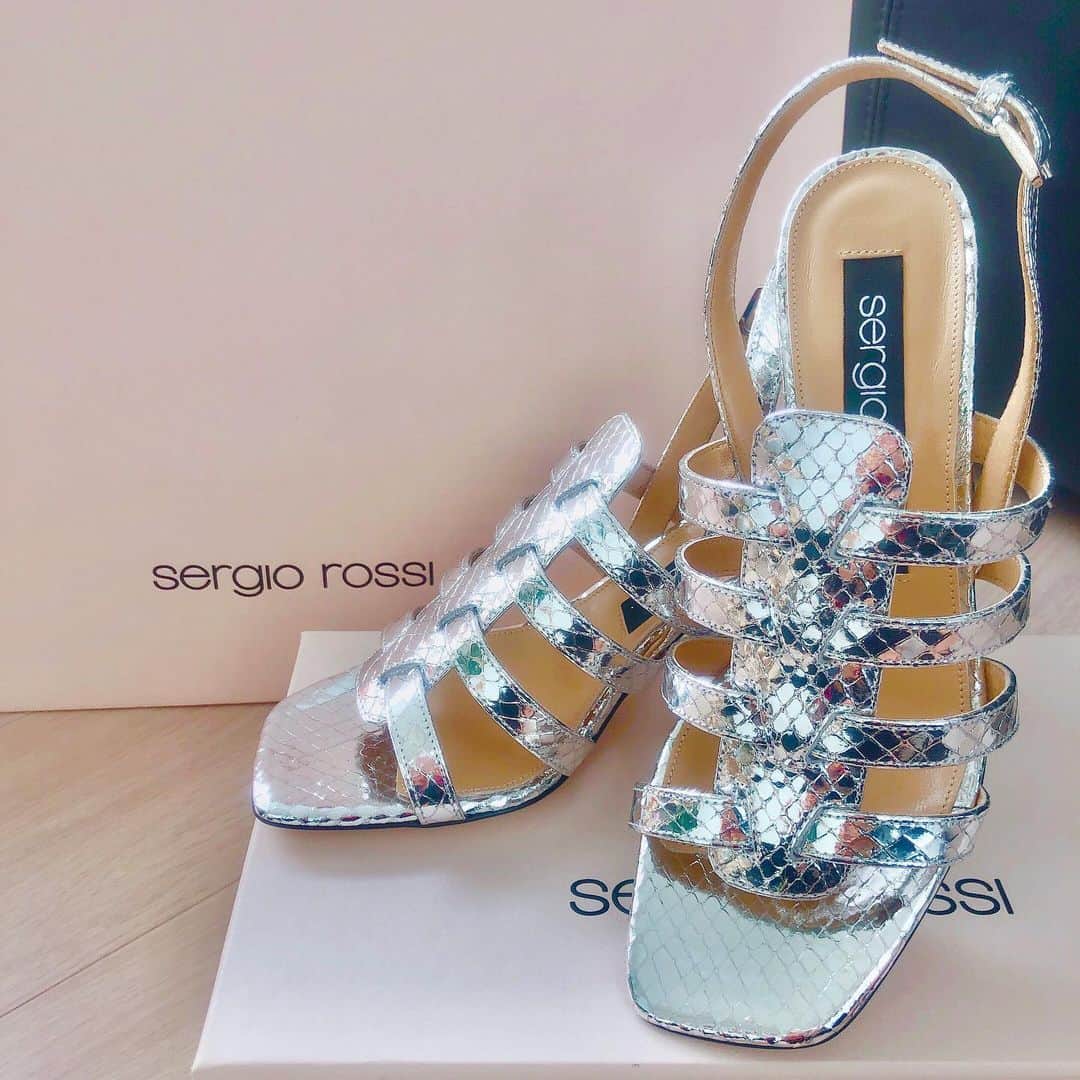 岡田栞奈のインスタグラム：「New in 👠 💫 @sergiorossi のサンダル❣️ 履き心地も抜群で ラミネートレザーが足元を一気に 華やかにしてくれる✨ カジュアルにも、エレガントにも 何にでも合う万能靴( ´艸｀) #セルジオロッシ #新作 #2019ss #サンダル  #sergiorossi #sandals #new」