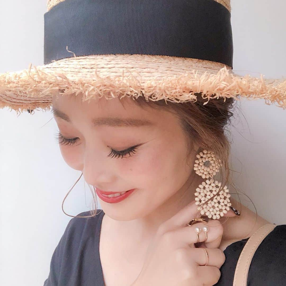 Kikuno Sayumiさんのインスタグラム写真 - (Kikuno SayumiInstagram)「〻accessories〻 ・ ・ ・ 友達によく可愛いって言われるこのピアス𓍼 ・ @m.noripeee のもの。 ・ #ウッドビーズ が夏らしくて可愛すぎ♡♡ ・ ・ ピアスの着画を撮る時は伏し目がちになる。そんな時、#マツエク 着けてたらやっぱりいいな〜✧* ・ 朝のメイクも時短になって最高𓀠 ・ 私は自由が丘駅近くの @r.grace_jiyugaoka にお世話になってるよ👌 ・ なりたいまつ毛にしてくれる！担当は渡辺さん @chiori_rgrace ☺︎ ・ ・ ・ piece▶ @m.noripeee smile ring▶ @lips.youth.accessory ・ ・ ・  #カジュアル#夏コーデ#패션스타그램#옷스타그램#오오티디#ファッション#コーデ#fashion#ママ#ママコーデ#ponte_fashion #プチプラコーデ#大人カジュアル#ヘアアレンジ#シンプルコーデ#オン眉#大人可愛い#ジユジョ#マタニティコーデ #ぷんにー#ママリ#ママリファッション#妊娠7ヶ月#アクセサリー #ピアス着画#夏アクセサリー#イヤリング#マツエク」5月21日 18時02分 - sayumikikuno