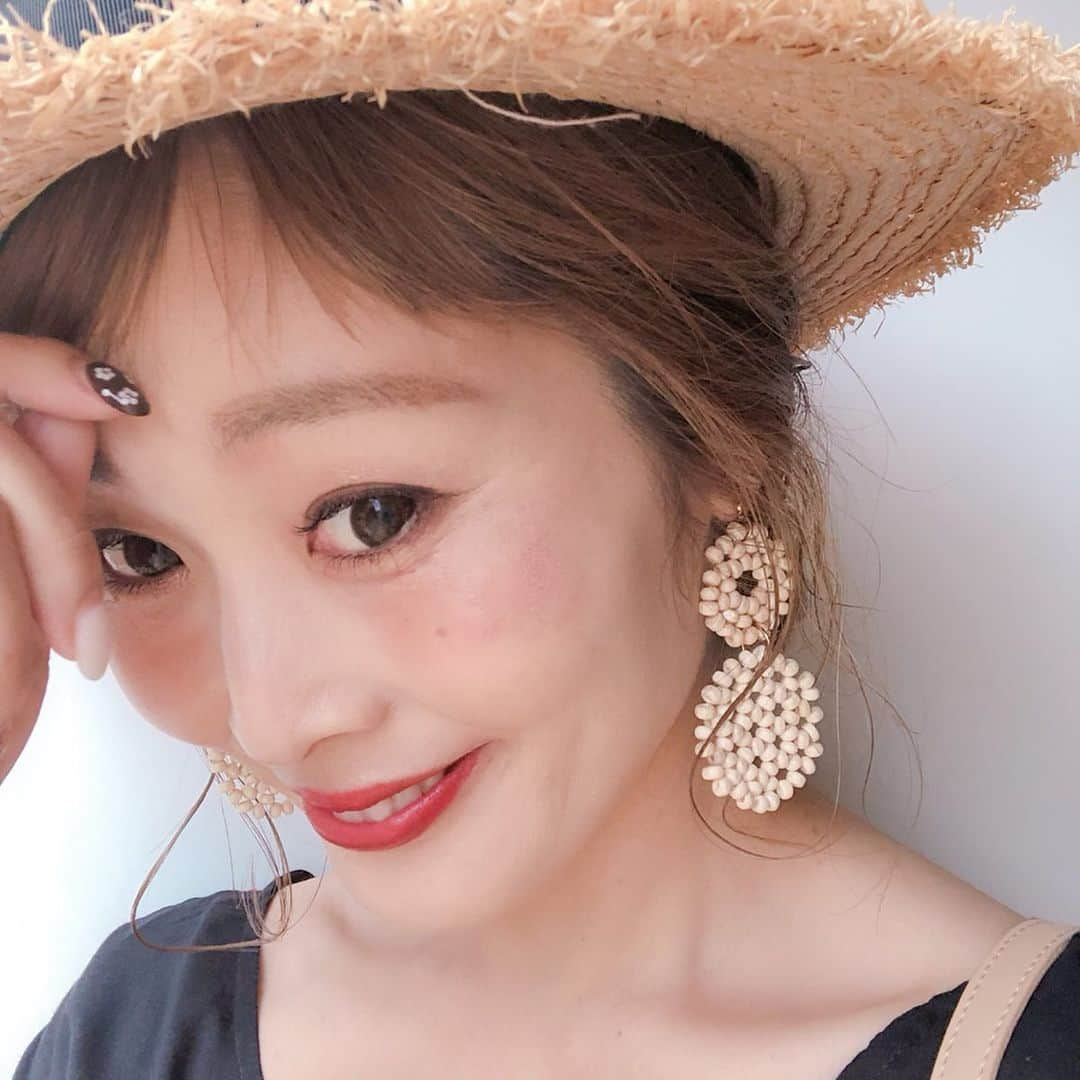 Kikuno Sayumiさんのインスタグラム写真 - (Kikuno SayumiInstagram)「〻accessories〻 ・ ・ ・ 友達によく可愛いって言われるこのピアス𓍼 ・ @m.noripeee のもの。 ・ #ウッドビーズ が夏らしくて可愛すぎ♡♡ ・ ・ ピアスの着画を撮る時は伏し目がちになる。そんな時、#マツエク 着けてたらやっぱりいいな〜✧* ・ 朝のメイクも時短になって最高𓀠 ・ 私は自由が丘駅近くの @r.grace_jiyugaoka にお世話になってるよ👌 ・ なりたいまつ毛にしてくれる！担当は渡辺さん @chiori_rgrace ☺︎ ・ ・ ・ piece▶ @m.noripeee smile ring▶ @lips.youth.accessory ・ ・ ・  #カジュアル#夏コーデ#패션스타그램#옷스타그램#오오티디#ファッション#コーデ#fashion#ママ#ママコーデ#ponte_fashion #プチプラコーデ#大人カジュアル#ヘアアレンジ#シンプルコーデ#オン眉#大人可愛い#ジユジョ#マタニティコーデ #ぷんにー#ママリ#ママリファッション#妊娠7ヶ月#アクセサリー #ピアス着画#夏アクセサリー#イヤリング#マツエク」5月21日 18時02分 - sayumikikuno