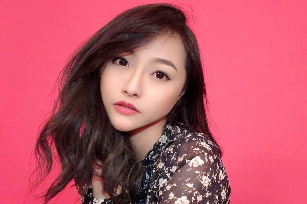 ロナ・アングラエニのインスタグラム：「Feelin’ pink🌸💕」