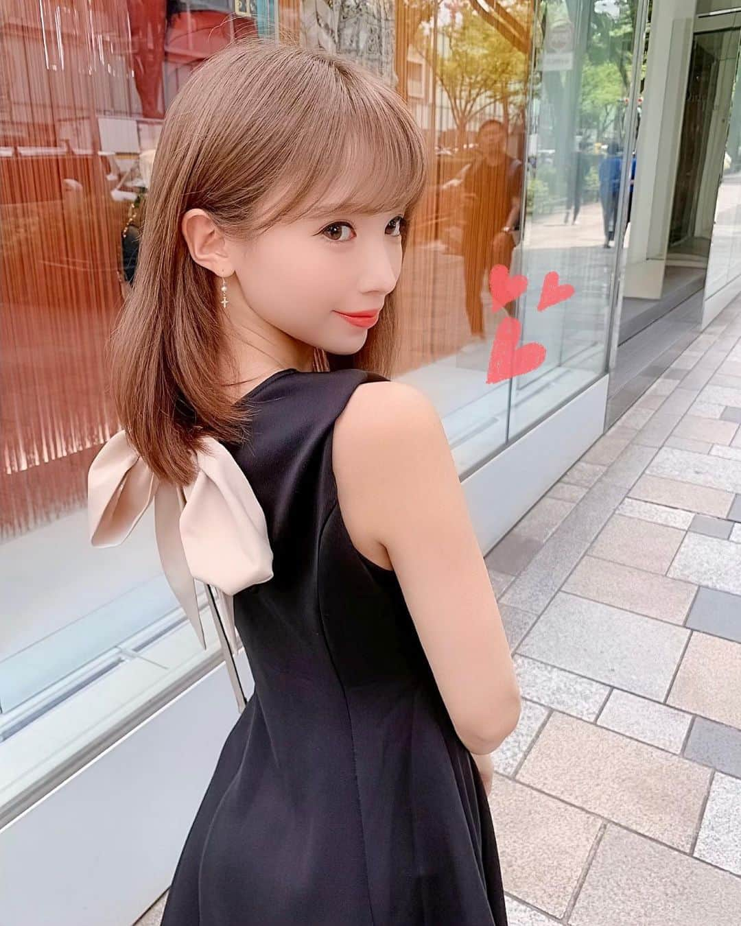 八鍬里美さんのインスタグラム写真 - (八鍬里美Instagram)「後ろにリボン🎀がついた洋服が大好きなのですが...このワンピお気に入り🥺💗 黒とベージュのオトナな色で 甘くなりすぎないし、まさにオトナかわいいってかんじ🥰？ フィット&フレアのシルエットも綺麗にでて良かった〜(*´∀｀*) デートにぜひ❤👫 . #デート#リボン#後ろリボン#大人かわいい#ワンピースファッション#モテ#フレアワンピース#michellmacaron#ミシェルマカロン」5月21日 18時04分 - satomi_yakuwa