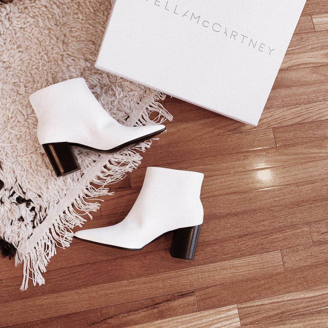 asami0510のインスタグラム：「真っ白のブーツ欲しくてsaleで買ったのに履き忘れてた😨 #stellamccartney #shoes」