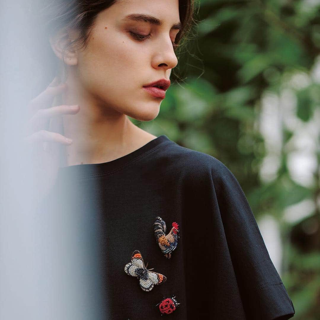 エリオポールのインスタグラム：「- 2019/SS collection -  夏のシンプルなコーディネートのアクセントとして。 . BROOCH《 Trovelore 》 chicken  9,800yen+tax butterfly  8,500yen+tax lady bug  7,900yen+tax . . ＊ルックはプロフィールのURLからもご覧いただけます。 . . #HELIOPOLE #heliopole #エリオポール #daikanyama #heliopole10 #marunouchibuilding #matsuyaginza #sapporostellarplace #nambaparks #nihonbashitakashimaya #yokohama #hiroshima #okayama #kagoshima #trovelore #brooch #2019ss #spring #summer #fashion #instagood #instafashion #style」