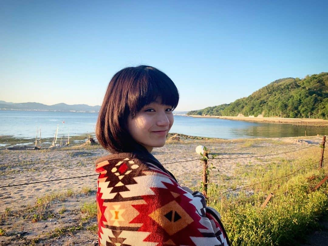 蒔田彩珠さんのインスタグラム写真 - (蒔田彩珠Instagram)「☺︎︎ 撮影順調に進んでいます。 夕日を見にお散歩🚶‍♀️」5月21日 18時11分 - makita_aju