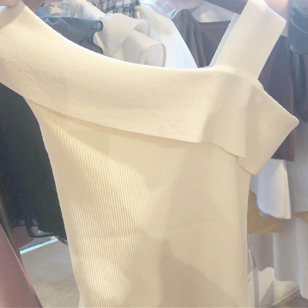 山田あかりさんのインスタグラム写真 - (山田あかりInstagram)「どしゃぶりで髪の毛濡れて自然乾燥になってパヤパヤ\(ˊᗜˋ*)/笑﻿﻿ ﻿﻿そして顔が浮腫んでる🤣🤣🤣 スカートは絞れるほど濡れたから着替えたよ！🤣笑﻿﻿ ﻿﻿ @the_virgnia﻿﻿ @noela_official ﻿﻿ @31sonsdemode﻿﻿ ﻿﻿ さんの合同展示会に行ってきたよ(*ˊ˘ˋ*)｡♪:*°﻿﻿ 秋服、冬服があってどれもすっごくかわいかった☺️﻿﻿ ﻿﻿ 今年は秋も変わらずアシメの服が流行るみたいよ💃❤️﻿﻿ ﻿﻿ 6枚目の写真のトップスがお家にくるよ((o(｡>ω<｡)o))❤️﻿ ﻿ 来るのが楽しみー(*ˊ˘ˋ*)｡♪:*°﻿ ﻿ あと、私が持ってるピアス可愛かったー(๑o̴̶̷᷄﹏o̴̶̷̥᷅๑)❤️﻿﻿ ﻿ ﻿﻿ TOPS﻿﻿ @isntshe_official (817C)﻿﻿ ﻿﻿ skirt﻿﻿ @mews_official_jp ﻿﻿ ﻿﻿ bag.necklace﻿﻿ @mosselnewyork ﻿﻿ ﻿﻿ #ファッション #コーディネート #コーデ #今日のコーデモデル #여자 #메이크업 #ファッション #ファッションコーデ #ootd #153センチ #低身長コーデ #展示会 #いいね返し  #フォロー #トップス #isntshe #レーストップス #ブラウス #トランティアンソンドゥモード #ノエル #ザバージニア #31sonsdemode #noela #イヤリング #ピアス #秋服 #アシメトップス #トップス」5月21日 18時12分 - akari030201