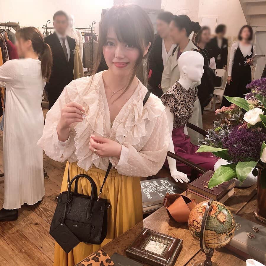 山田あかりさんのインスタグラム写真 - (山田あかりInstagram)「どしゃぶりで髪の毛濡れて自然乾燥になってパヤパヤ\(ˊᗜˋ*)/笑﻿﻿ ﻿﻿そして顔が浮腫んでる🤣🤣🤣 スカートは絞れるほど濡れたから着替えたよ！🤣笑﻿﻿ ﻿﻿ @the_virgnia﻿﻿ @noela_official ﻿﻿ @31sonsdemode﻿﻿ ﻿﻿ さんの合同展示会に行ってきたよ(*ˊ˘ˋ*)｡♪:*°﻿﻿ 秋服、冬服があってどれもすっごくかわいかった☺️﻿﻿ ﻿﻿ 今年は秋も変わらずアシメの服が流行るみたいよ💃❤️﻿﻿ ﻿﻿ 6枚目の写真のトップスがお家にくるよ((o(｡>ω<｡)o))❤️﻿ ﻿ 来るのが楽しみー(*ˊ˘ˋ*)｡♪:*°﻿ ﻿ あと、私が持ってるピアス可愛かったー(๑o̴̶̷᷄﹏o̴̶̷̥᷅๑)❤️﻿﻿ ﻿ ﻿﻿ TOPS﻿﻿ @isntshe_official (817C)﻿﻿ ﻿﻿ skirt﻿﻿ @mews_official_jp ﻿﻿ ﻿﻿ bag.necklace﻿﻿ @mosselnewyork ﻿﻿ ﻿﻿ #ファッション #コーディネート #コーデ #今日のコーデモデル #여자 #메이크업 #ファッション #ファッションコーデ #ootd #153センチ #低身長コーデ #展示会 #いいね返し  #フォロー #トップス #isntshe #レーストップス #ブラウス #トランティアンソンドゥモード #ノエル #ザバージニア #31sonsdemode #noela #イヤリング #ピアス #秋服 #アシメトップス #トップス」5月21日 18時12分 - akari030201