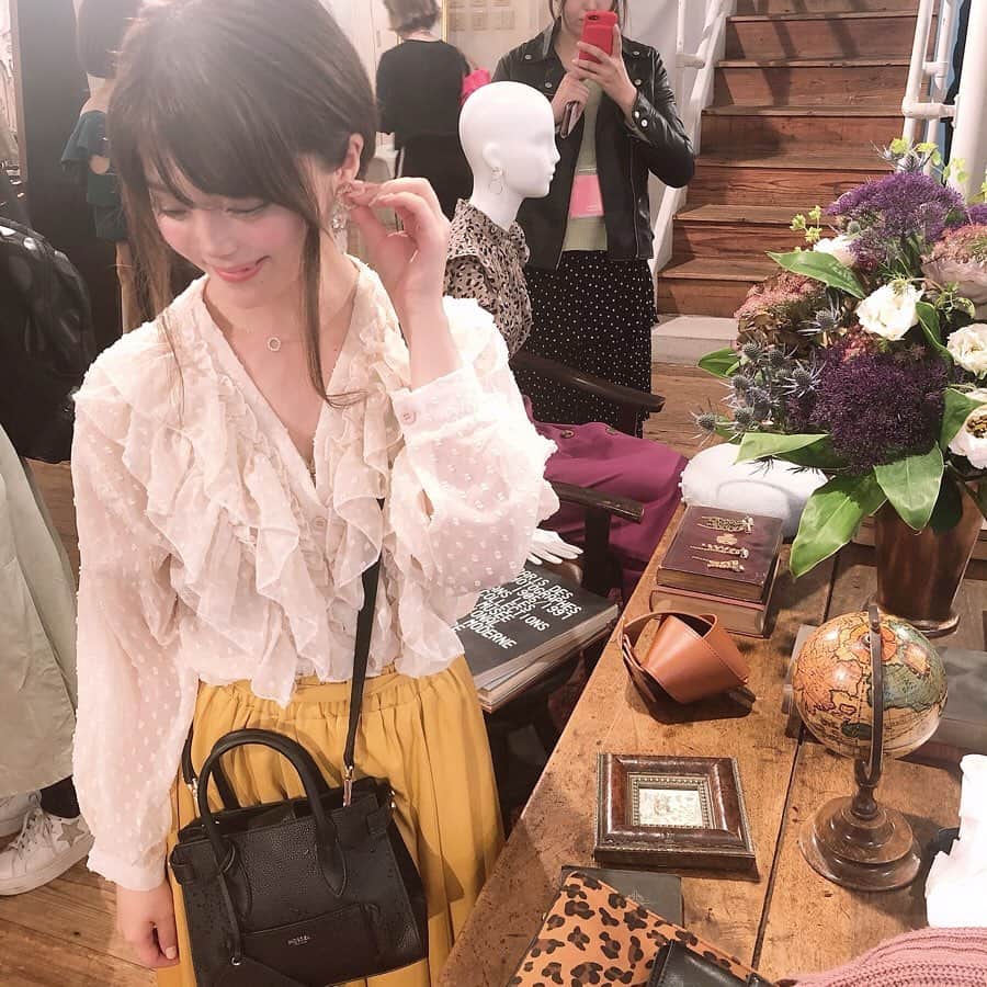 山田あかりさんのインスタグラム写真 - (山田あかりInstagram)「どしゃぶりで髪の毛濡れて自然乾燥になってパヤパヤ\(ˊᗜˋ*)/笑﻿﻿ ﻿﻿そして顔が浮腫んでる🤣🤣🤣 スカートは絞れるほど濡れたから着替えたよ！🤣笑﻿﻿ ﻿﻿ @the_virgnia﻿﻿ @noela_official ﻿﻿ @31sonsdemode﻿﻿ ﻿﻿ さんの合同展示会に行ってきたよ(*ˊ˘ˋ*)｡♪:*°﻿﻿ 秋服、冬服があってどれもすっごくかわいかった☺️﻿﻿ ﻿﻿ 今年は秋も変わらずアシメの服が流行るみたいよ💃❤️﻿﻿ ﻿﻿ 6枚目の写真のトップスがお家にくるよ((o(｡>ω<｡)o))❤️﻿ ﻿ 来るのが楽しみー(*ˊ˘ˋ*)｡♪:*°﻿ ﻿ あと、私が持ってるピアス可愛かったー(๑o̴̶̷᷄﹏o̴̶̷̥᷅๑)❤️﻿﻿ ﻿ ﻿﻿ TOPS﻿﻿ @isntshe_official (817C)﻿﻿ ﻿﻿ skirt﻿﻿ @mews_official_jp ﻿﻿ ﻿﻿ bag.necklace﻿﻿ @mosselnewyork ﻿﻿ ﻿﻿ #ファッション #コーディネート #コーデ #今日のコーデモデル #여자 #메이크업 #ファッション #ファッションコーデ #ootd #153センチ #低身長コーデ #展示会 #いいね返し  #フォロー #トップス #isntshe #レーストップス #ブラウス #トランティアンソンドゥモード #ノエル #ザバージニア #31sonsdemode #noela #イヤリング #ピアス #秋服 #アシメトップス #トップス」5月21日 18時12分 - akari030201