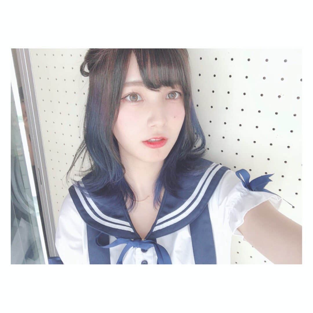 かすさんのインスタグラム写真 - (かすInstagram)「 この髪色めっちゃ好評で嬉しい、！  今回は初めて @arumihoilu さんに 染めていただきました､､､､！  超！可愛い！ありがとうございました🙇‍♂️  せいやさんに染めてもらいたい子は インスタに飛んでDM送ったらいいと思うよ〜！  #インナーカラー #ヘアカラー #青カラー #かすちゃんのハピバパーティ」5月21日 18時12分 - kasuu_kasu