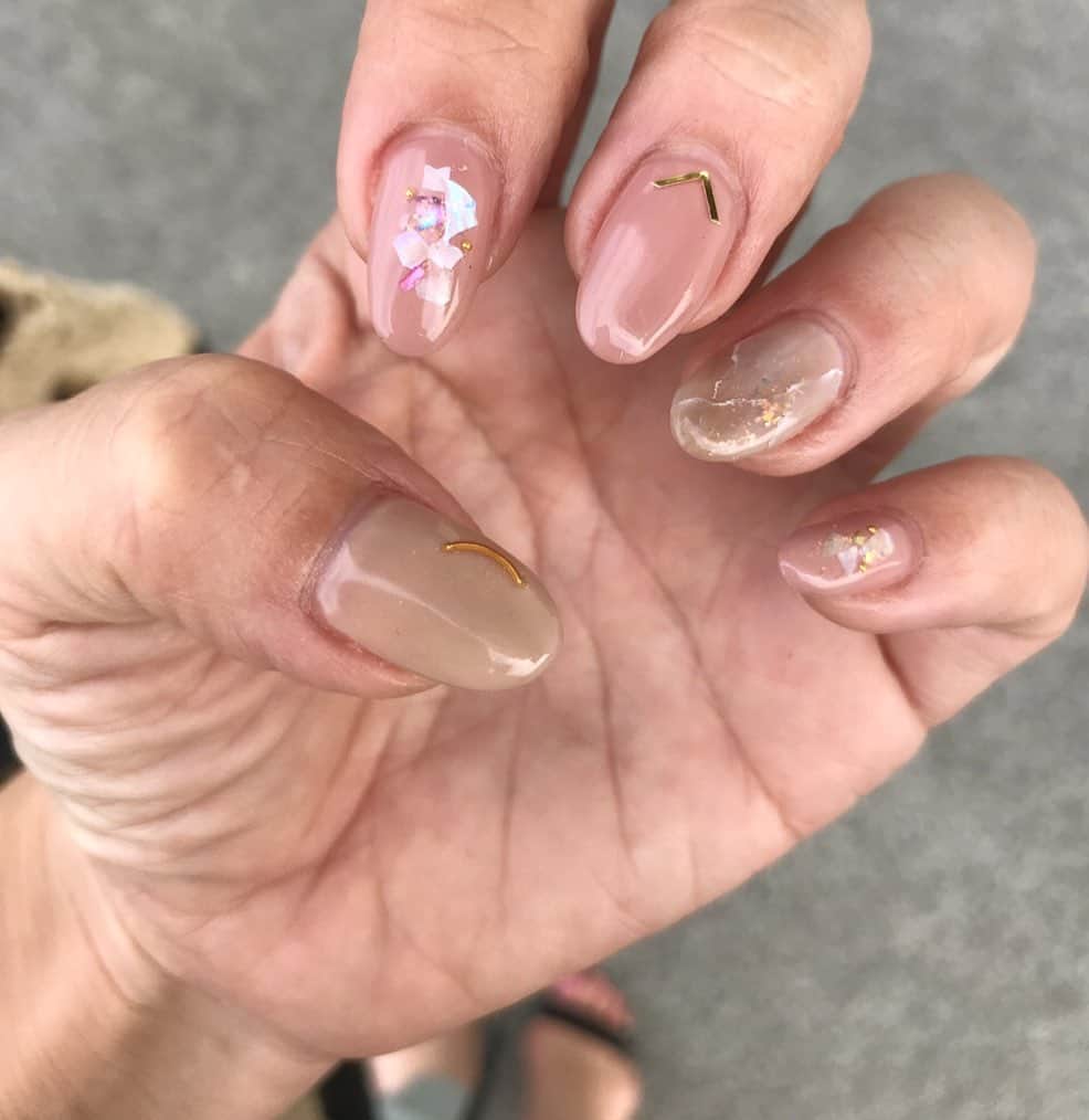 chiiika124さんのインスタグラム写真 - (chiiika124Instagram)「薬指💍は大理石風💅 ・ #ネイルチェンジ#ネイル#nail  #ネイルデザイン #ネイルアート  #シェルネイル #大理石ネイル  #マーブルネイル #nailsofinstagram #nails #ヌーディーネイル」5月21日 18時25分 - chiika26