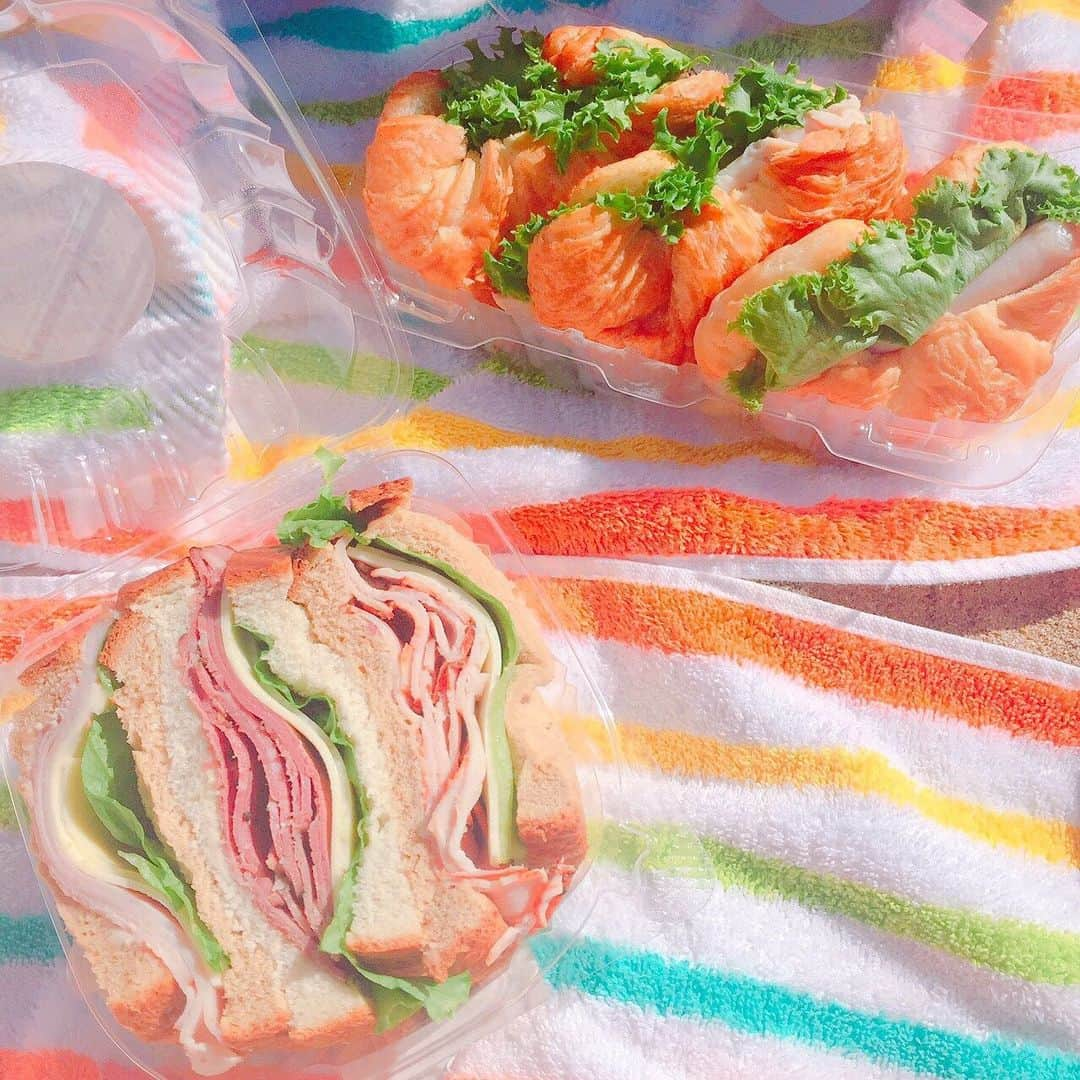 Lilly and Emmaさんのインスタグラム写真 - (Lilly and EmmaInstagram)「. lunch time at Waikiki beach🥪⛱ . . 綺麗な海を見ながらのランチ🥰🏝 . . . #lillyandemma #hawaii #feelaloha #vsco #vso #vscocam #luckywelivehi #luckyliveinhawaii #instagood #photooftheday #love #happy #waikikibeach#aloha#abcstore#sandwich#ハワイ #ハワイ好き #ハワイ好きな人と繋がりたい#ワイキキビーチ #ABCストアー#さんどうぃっち」5月21日 18時19分 - lilly_emma_hawaii