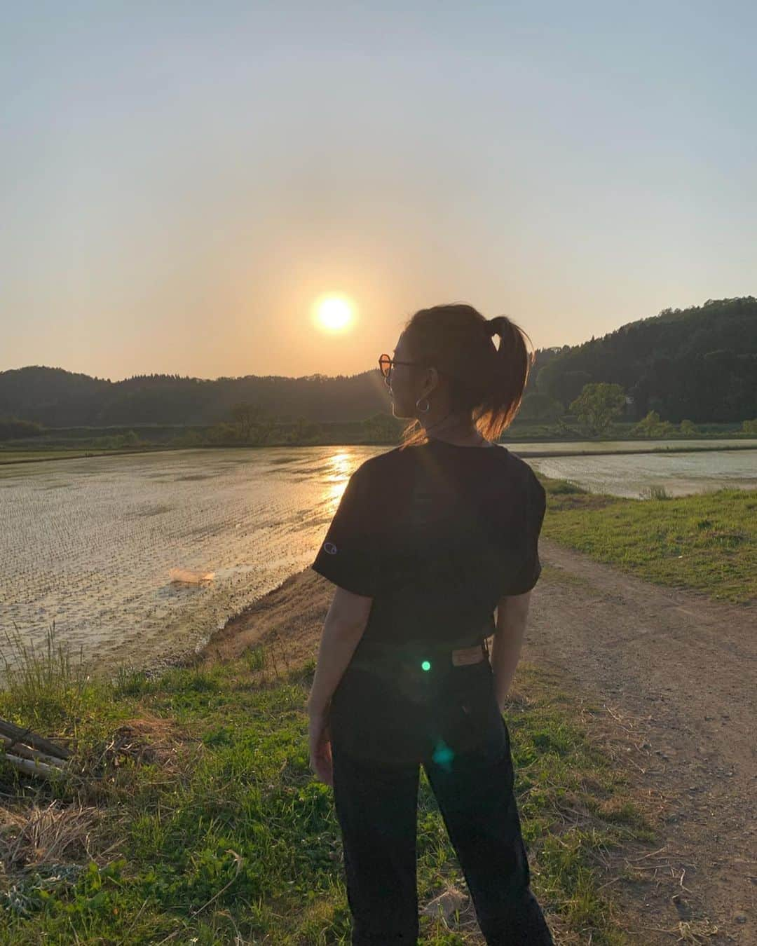 鹿沼憂妃さんのインスタグラム写真 - (鹿沼憂妃Instagram)「大好きな景色🌾 福井にいた頃は当たり前すぎて こんなにも癒される〜ってゆう気持ち きっとそこまで感じてなかったな🤭笑 色んな景色をみて色んな空気を吸って、 やっぱり福井が1番おちつくんにゃ♥️ 家族みんなでぷら〜っと散歩に行ったら ちょうど夕日も綺麗でさ、、（感動） 下手くそだけど妹に写真お願いして いっぱい撮ってもらいました📸 下手くそなんだけどね！！！笑 夕日のおかげでいい写真になりましたありがと😘笑 #5枚目は綺麗な二重アゴ #福井 #夕日 #田んぼ」5月21日 18時24分 - shika_0225