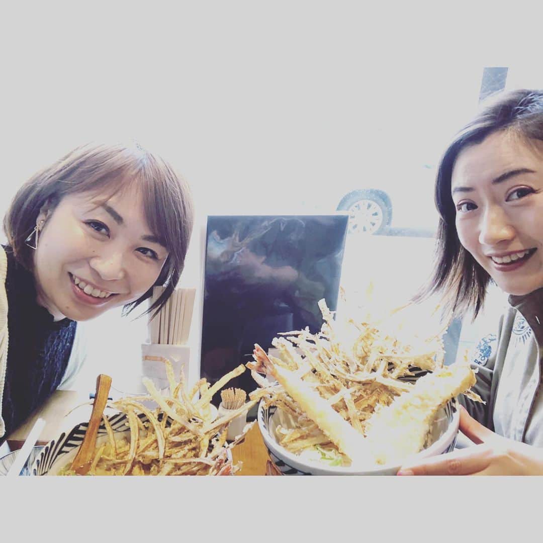 D[di:]のインスタグラム：「久しぶりの帰省6 さっぽろ美味しいごはんシリーズ 1.新婚なぎちゃんの旦那さんのお店 #増田うどん、ようやく来れた〜😋 2.映えパナ系〜うどんっ！ぶっかけにゴボ天❤️とり天❤️エビ天❤️のスペシャルコンボ😋武将の兜みたいw サクサクウマウマ〜近所にあったら通ったのになぁ 3.新婦なぎちゃんと、新郎ひーちゃん。じつは、婚姻届けはD[di:]デザので、D[di:]より先に市役所にお届けしてくれたのだ。🎉 長いこと独身フレンド同士としてドライブしながらボヤッキーしてた私たち。ほぼ同時期に結婚したので💒感激もひとしお^_^ 4.夜ごはんは、最近ブルータスに載ったとかで予約困難な和風と中華のハイブリッド系オシャごはん屋さんの #GRIS へ。 5. 奇跡的に早めに仕事が終わった、なぎ旦那ひーちゃんも合流。たくさんお話できて、だいぶアツイ九州男児なことがわかる。なぎちゃま、ほんと素敵な旦那さん見つけたなあ🎉🎉良かった良かった！おめでとう🎉末永くお幸せに‼️💒 6.滝川の合鴨、美味い 7.セイロご飯。白身魚のせ。山椒が効いてて美味い。 8.ススキノ定番位置でパチリん🌟つぎは知床いこうと約束して別れた昨夜 9.雨で飛行機1時間遅延につき、ルタオでラスト北海道フード。 先程、旦那ちゃんから、ウチが昨夜の豪雨で雨漏りってとすごいことなってるとメッセージ…orzすぎる。まじか… 10.実家出る直前のでぶ社長。うしろにかかってるのは、私が高校生の時に描いた前飼い猫の肖像油画。うちの猫たちは、まるで愛想がない。  #結局1週間毎日朝から晩までパンパンスケジュールw」