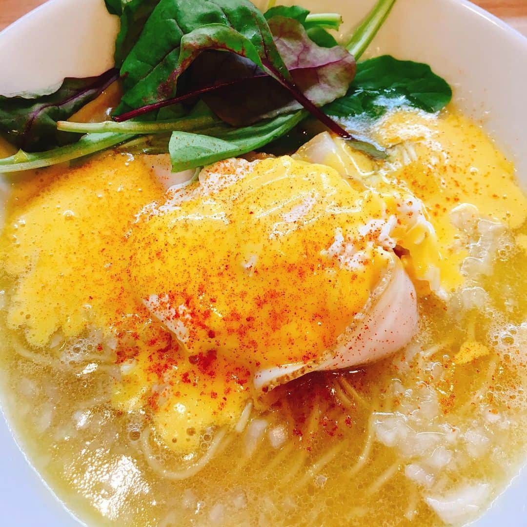 無化調ラーメン「ゆきふじ」のインスタグラム：「新作限定麺🍜 『エッグベネディクトの鶏白湯🥚』 （プロトタイプ）  自家製のオランデーズソースとポーチドエッグで、いつもの鶏白湯より濃厚な仕上がりになります。  バターは一度溶かしたものを冷やし固め、済ましバターと乳漿に分けると、無駄なく作れます。  ベーコンの代わりに、レアチャーシューを数枚トッピングします！  価格は¥920予定で、24日(金)から販売します。 ソースがなくなり次第終了。 また、ポーチドエッグがなくなり次第、その日は終了です。  #エッグベネディクト#鶏白湯#卵#ラーメン女子#ラーメン部#成サロ#ボディービル #濃厚ラーメン#ラーメン好き #ラーメン好きな人と繋がりたい #ラーメンパトロール#めんすたぐらむ」