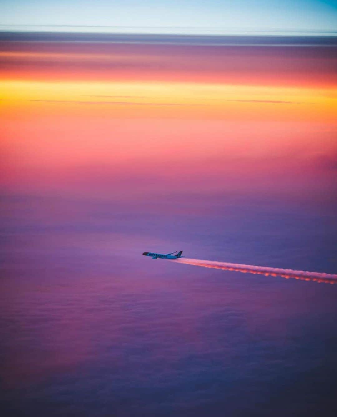 Canon Photographyさんのインスタグラム写真 - (Canon PhotographyInstagram)「Can anyone name the plane? Beautiful shot by @tom.dalt racing across the Atlantic. #sunset #flying #avgeek」5月21日 18時31分 - cpcollectives