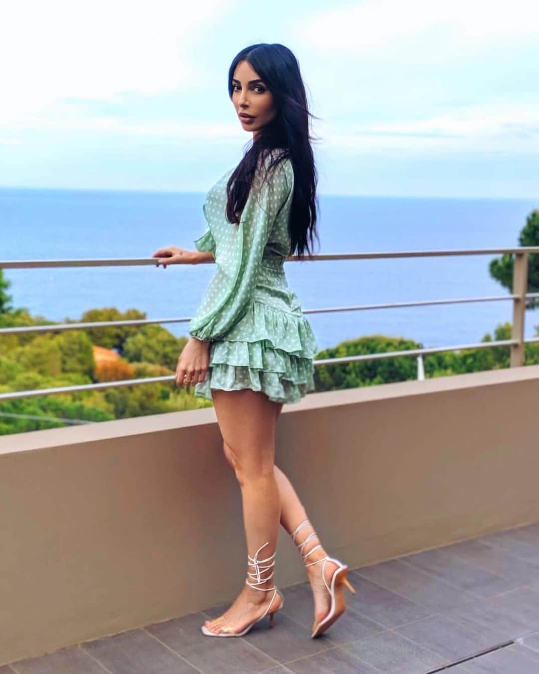 sananasのインスタグラム：「Do you Saint-Tropez ? Tellement heureuse d’être ici avec @LauraMercier 😍 . #SaintTropez #LauraMercier #MercierMoments #JaiTropDesCuissesDeFootballeur」