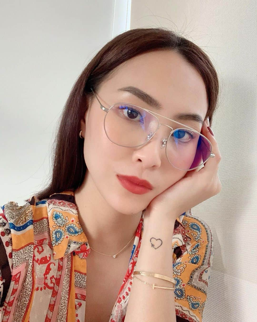 ソニアさんのインスタグラム写真 - (ソニアInstagram)「So I got a number of DMs asking me about why I’m wearing glasses suddenly! If you’ve been keeping tabs on me, you’d know that I actually did vision correction (relexSmile) with @dreugenetay a couple of years back and I’ve had perfect vision since! These glasses are meant to cut out the blue light from all computers/phones that I stare at all day. I have no intention of letting my vision go bad again so I’m doing what I can to protect my eyes! This is not a sponsored post. I just thought I’d share the importance of protecting our eyes in whatever way we can 🥰」5月21日 18時42分 - soniachew