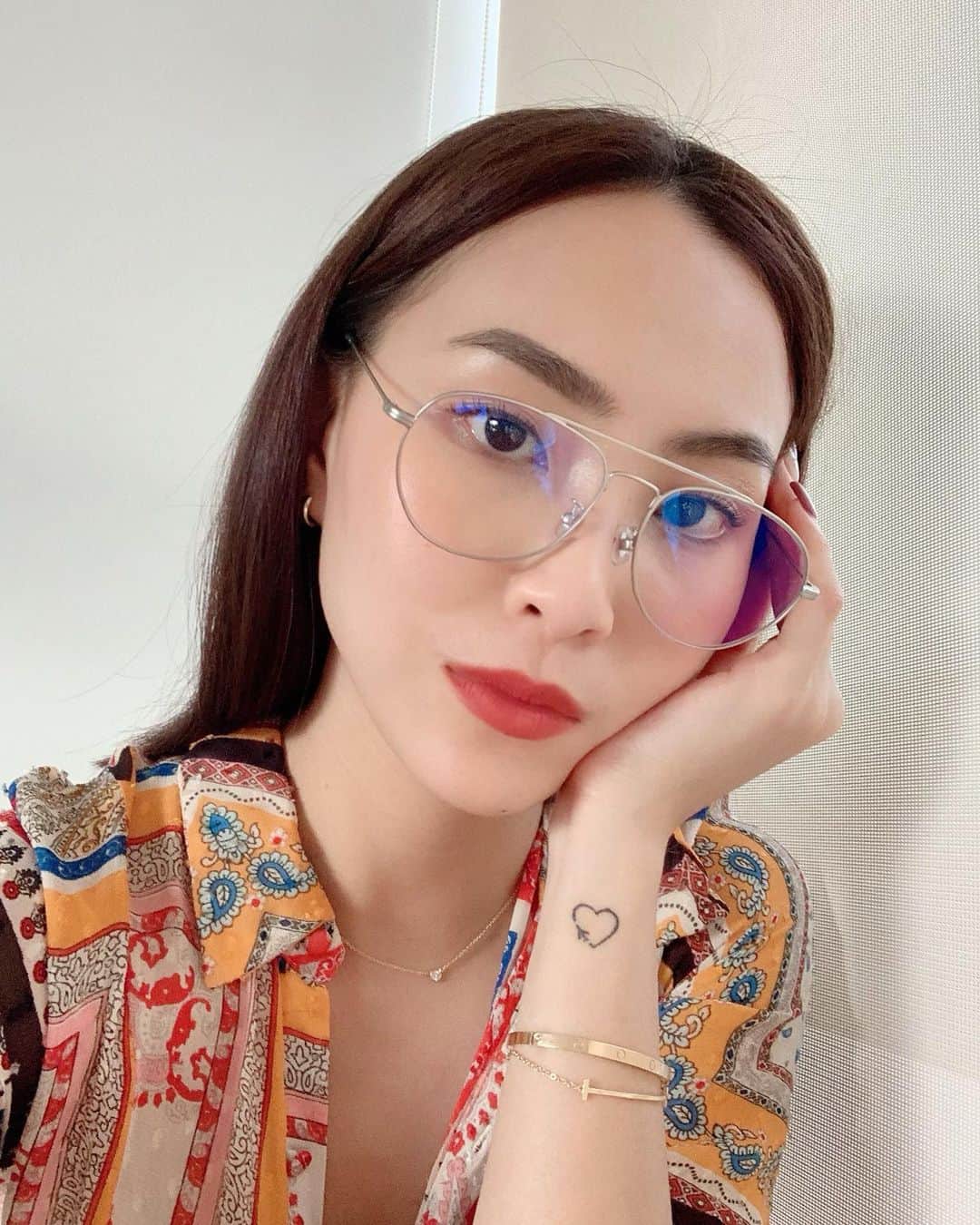 ソニアのインスタグラム：「So I got a number of DMs asking me about why I’m wearing glasses suddenly! If you’ve been keeping tabs on me, you’d know that I actually did vision correction (relexSmile) with @dreugenetay a couple of years back and I’ve had perfect vision since! These glasses are meant to cut out the blue light from all computers/phones that I stare at all day. I have no intention of letting my vision go bad again so I’m doing what I can to protect my eyes! This is not a sponsored post. I just thought I’d share the importance of protecting our eyes in whatever way we can 🥰」