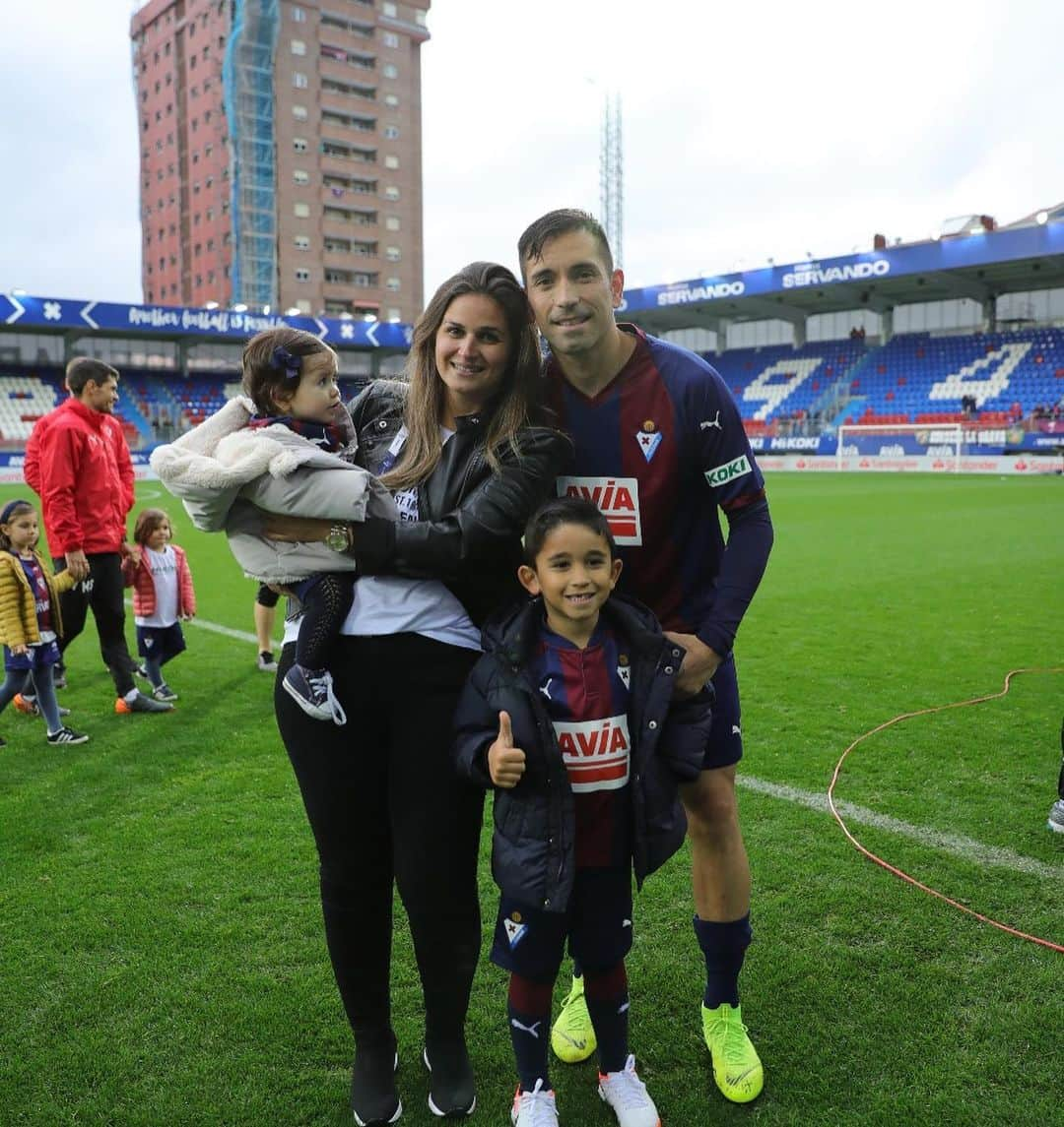 シャルレス・ジアス・ジ・オリベイラさんのインスタグラム写真 - (シャルレス・ジアス・ジ・オリベイラInstagram)「Terminada una muy buena temporada del @sdeibar, toca descansar para volver con las pilas cargadas. Que el año que viene volvemos más fuertes!!! Gracias a todos 💪👏🤙🤜🤛😉🔵🔴」5月21日 18時43分 - charlesdias9