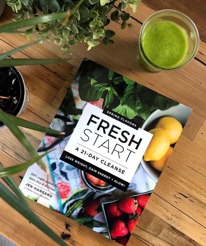 Simple Green Smoothiesさんのインスタグラム写真 - (Simple Green SmoothiesInstagram)「What is a 21-day cleanse? 🍃 . Fresh Start is my plant-based nutrition plan that actually tastes good AND gets you long-lasting results. From the moment you wake up to the second before you fall asleep, you’ll know exactly what to eat and drink for optimal nourishment. Over 25,000 people have successfully learned how to: . - Prepare plant-based meals in under 20 min - Effortlessly stay on track w/ a solid game plan - Embrace healthy habits that make them happy - Lose weight without counting calories or carbs - Gain energy without coffee or Diet Coke ⚡️ . You’ll enjoy delicious recipes that excite your tastebuds and leave you energized and craving more healthy choices in your life. This program isn’t a diet… it’s your new lifestyle. . Are you ready to be your happiest AND your healthiest?! 🥑 . Click our link in bio to learn more! . #cleanse #plantbased #vegan #detox」5月21日 18時45分 - simplegreensmoothies
