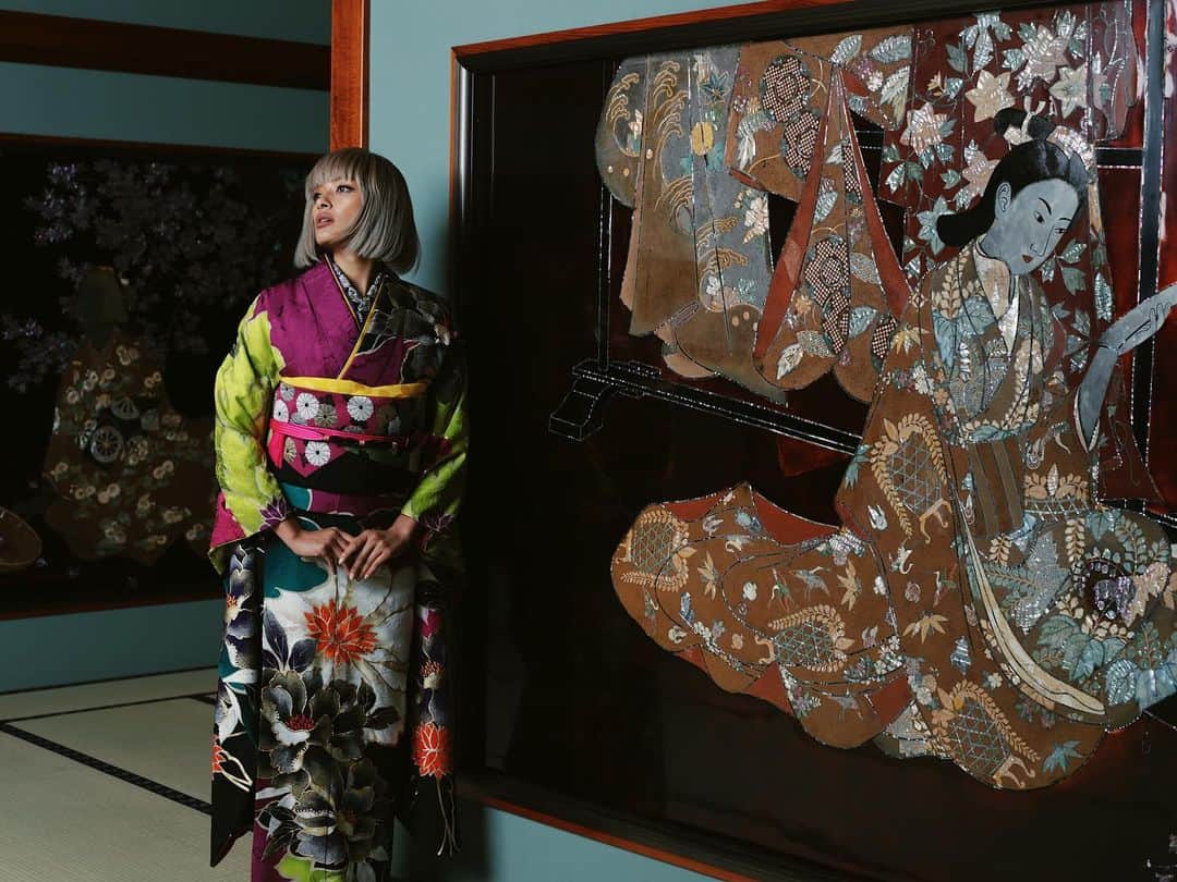 ローラさんのインスタグラム写真 - (ローラInstagram)「I've been working with this kimono company for almost 7 years...when I wear their kimono, I really feel the depth and beauty of its history. The number of kimono makers is declining but I hope this tradition will be passed on into the future.👘🧡 もう着物ウライさんとお仕事を続けて7年くらいたつのかな.. いつも着るとなにか深い歴史を感じて美しい気持ちになるんだ。年々と着物屋さんが減ってきているけれどいつまでも引き継がれていく美しい文化が続きますように🌏」5月21日 18時47分 - rolaofficial