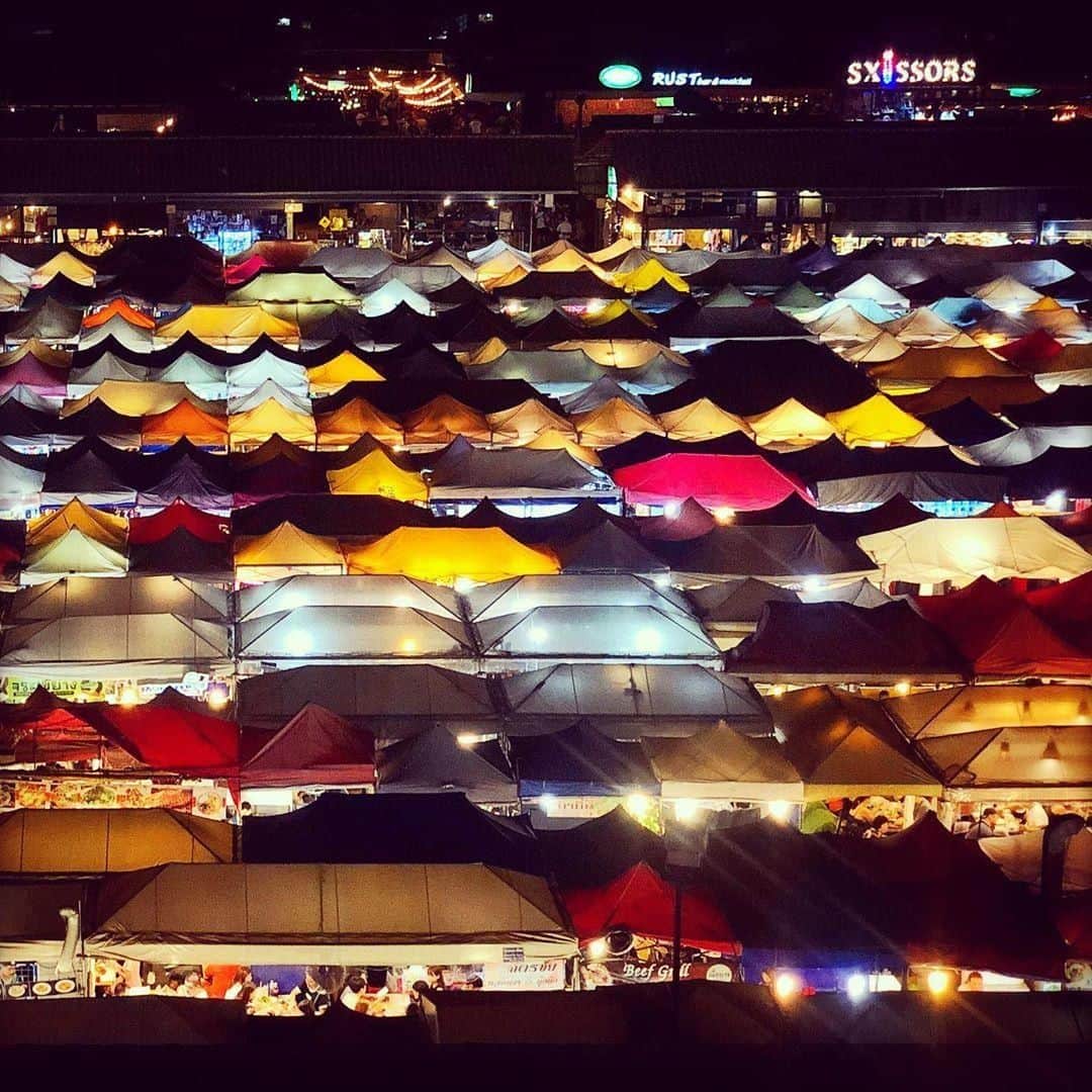 Lonely Planetさんのインスタグラム写真 - (Lonely PlanetInstagram)「#Bangkok's night markets are famous the world over, and #LonelyPlanet author @i_mahapatra snapped this awesome shot of Rot Fai night market from a convenient vantage point – 'The Rot Fai night market is one of the coolest places to spend a summer evening in Bangkok. Under these rows of illuminated tents are a plethora of stalls offering delicious food items, thirst quenching beverages and sundry merchandise for shopaholics in general. Every evening here feels like Friday night!' – @i_mahapatra」5月21日 19時00分 - lonelyplanet