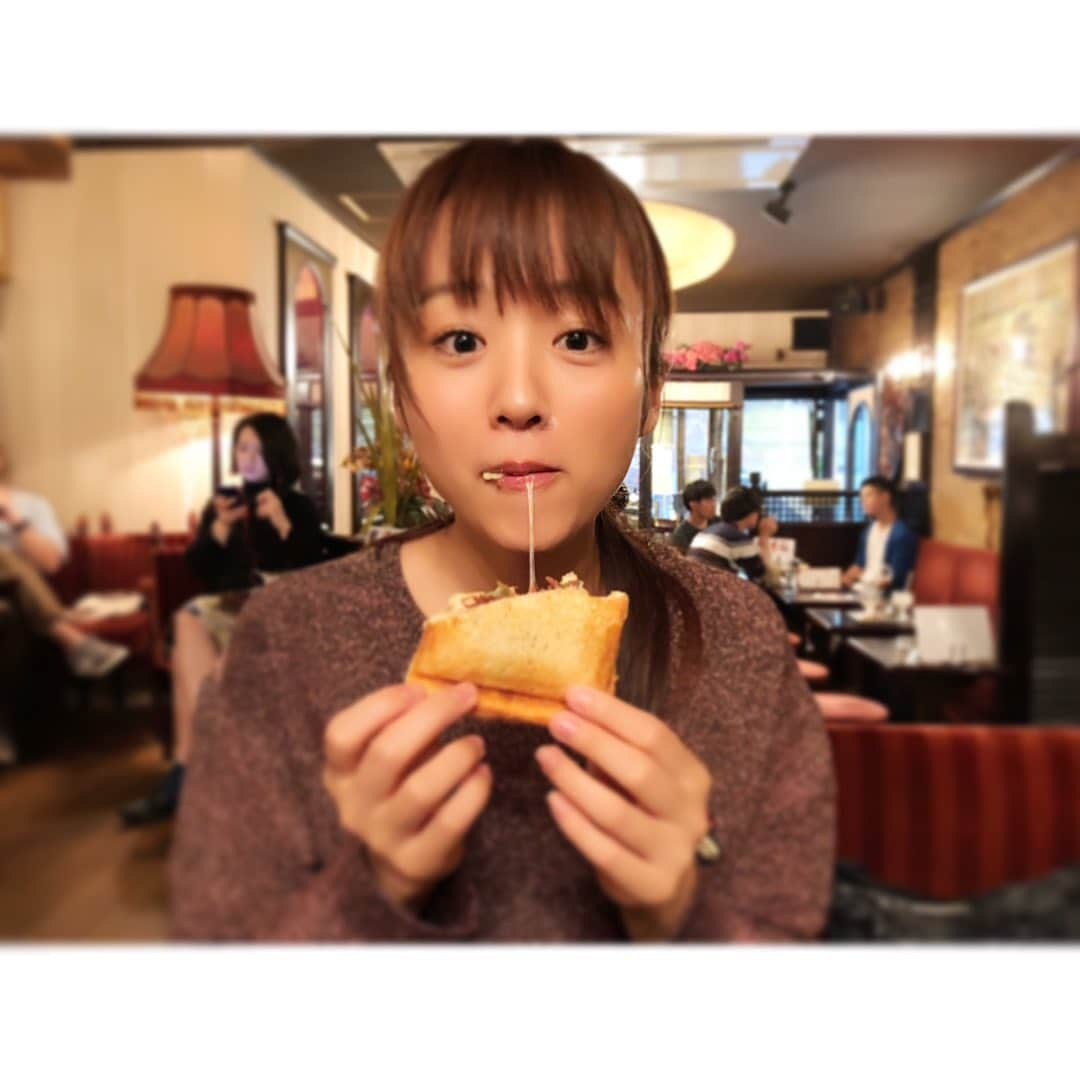 真下玲奈さんのインスタグラム写真 - (真下玲奈Instagram)「. ‪今日も楽しかった！‬ ‪撮影楽しかった！！‬ ‪もっともっと現場にいたい！！！‬ ‪でも、腹は減るのです。‬ . .  #撮影 #撮影現場 #腹減って #腹が減っては戦は出来ぬ #ホットサンド #楽しかった #あと少し #早く告知したい #shooting #camera #action #cheese #チーズがのびるのびる #チーズが好き #楽しい楽しい楽しい #真下玲奈」5月21日 18時52分 - r.mashitaaa.221