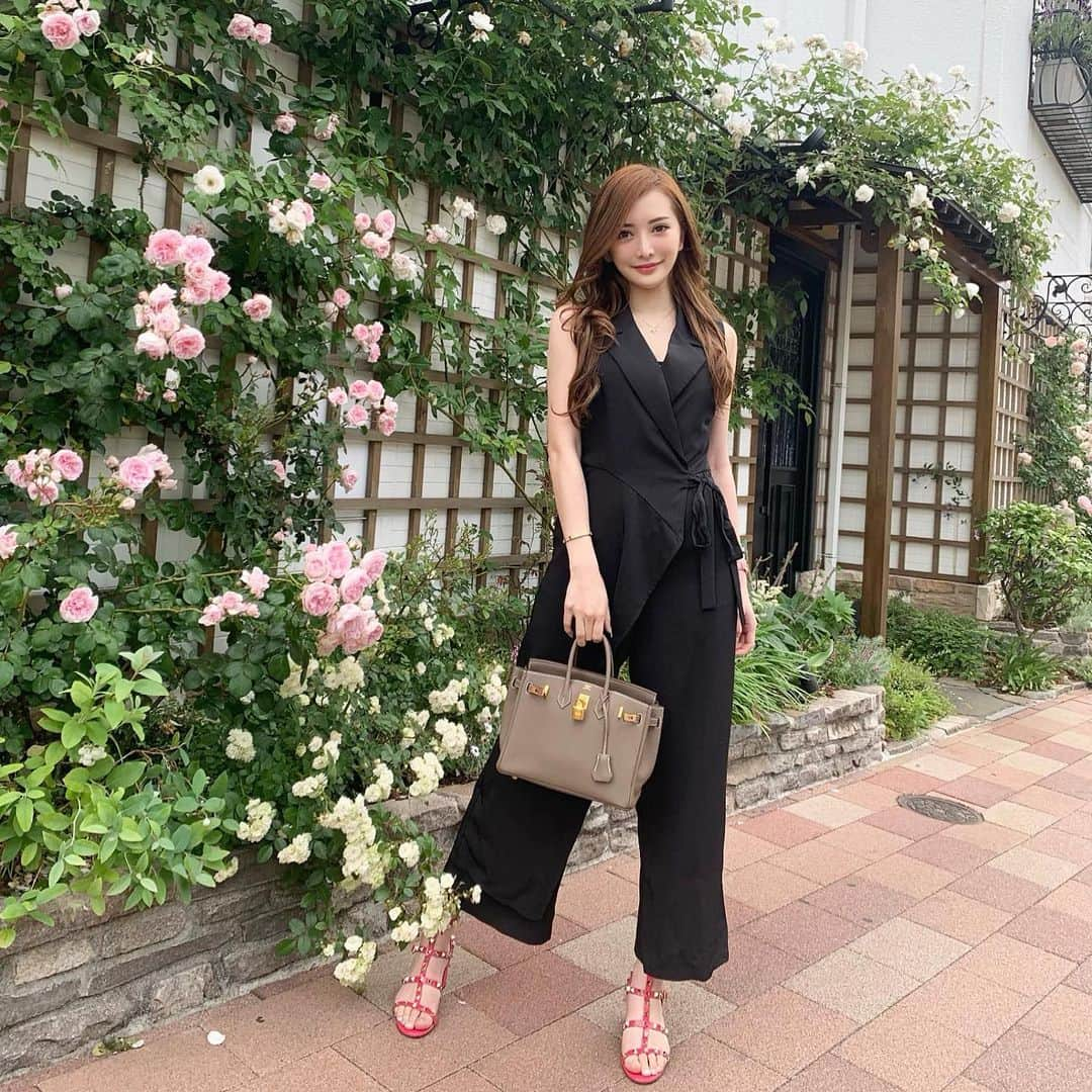 伊東亜梨沙さんのインスタグラム写真 - (伊東亜梨沙Instagram)「#ootd #rompers  @reginamalika_official  #bag #hermes #shoes #valentino . . このロンパースお気に入りすぎてしょっちゅう着ちゃう🙈💗w . . #ロンパース #バーキン #バーキン25 #valentinoshoes #coordinate #167cmコーデ #初音鮨 #寿司 #寿司🍣 #🍣」5月21日 18時53分 - arisa__917m